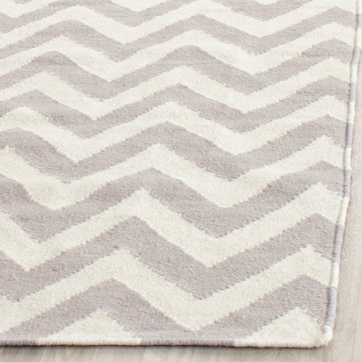 SAFAVIEH Handmade Flatweave Dhurries Naira Modern Wool Rug