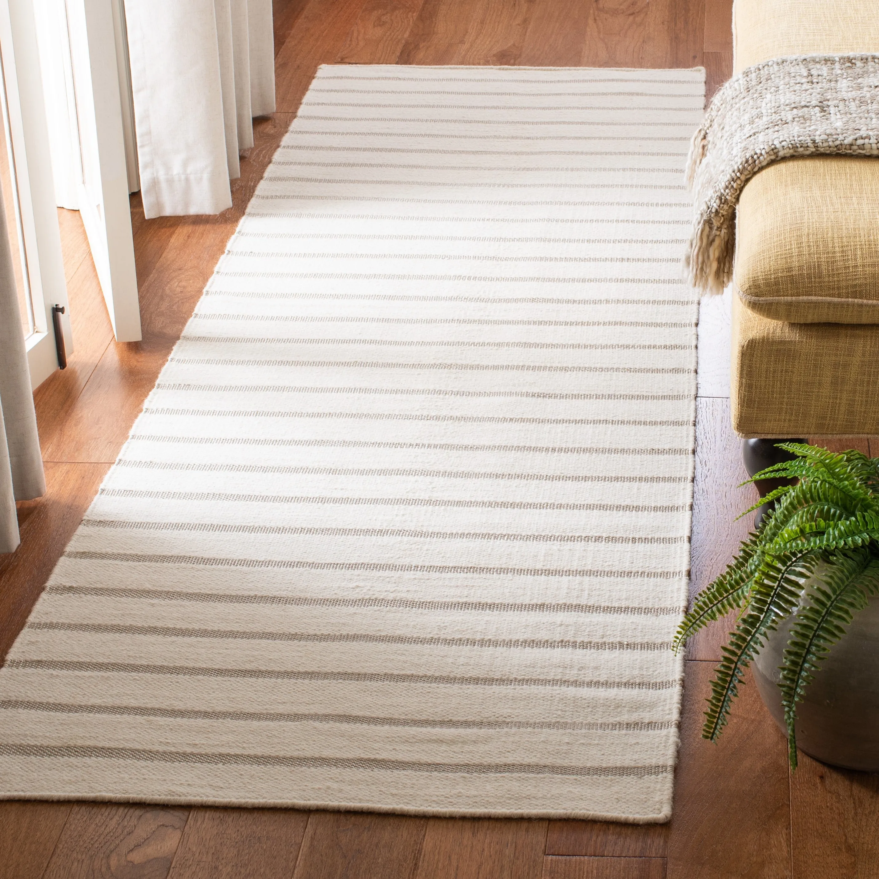 SAFAVIEH Handmade Flatweave Dhurries Purvoleta Modern Wool Rug