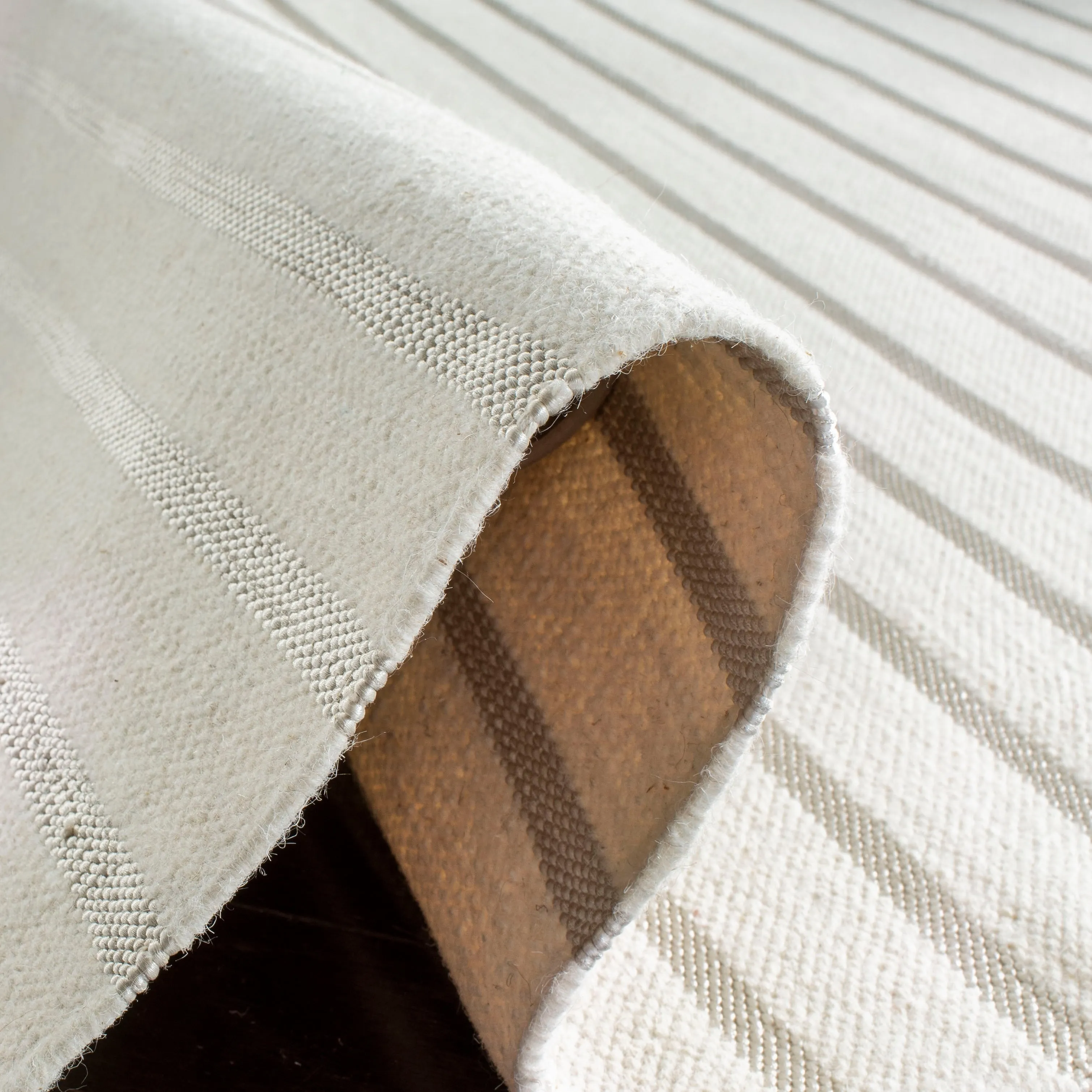 SAFAVIEH Handmade Flatweave Dhurries Purvoleta Modern Wool Rug