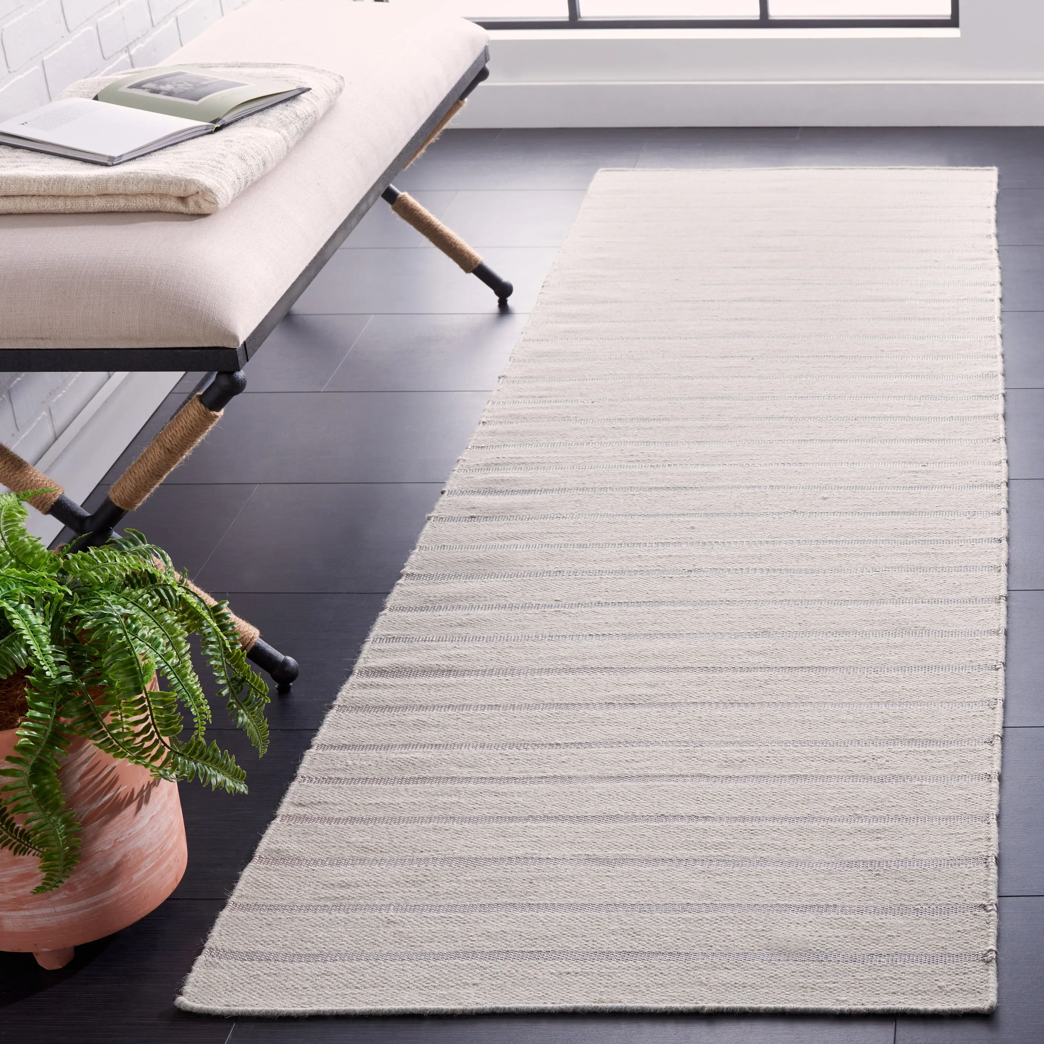 SAFAVIEH Handmade Flatweave Dhurries Purvoleta Modern Wool Rug