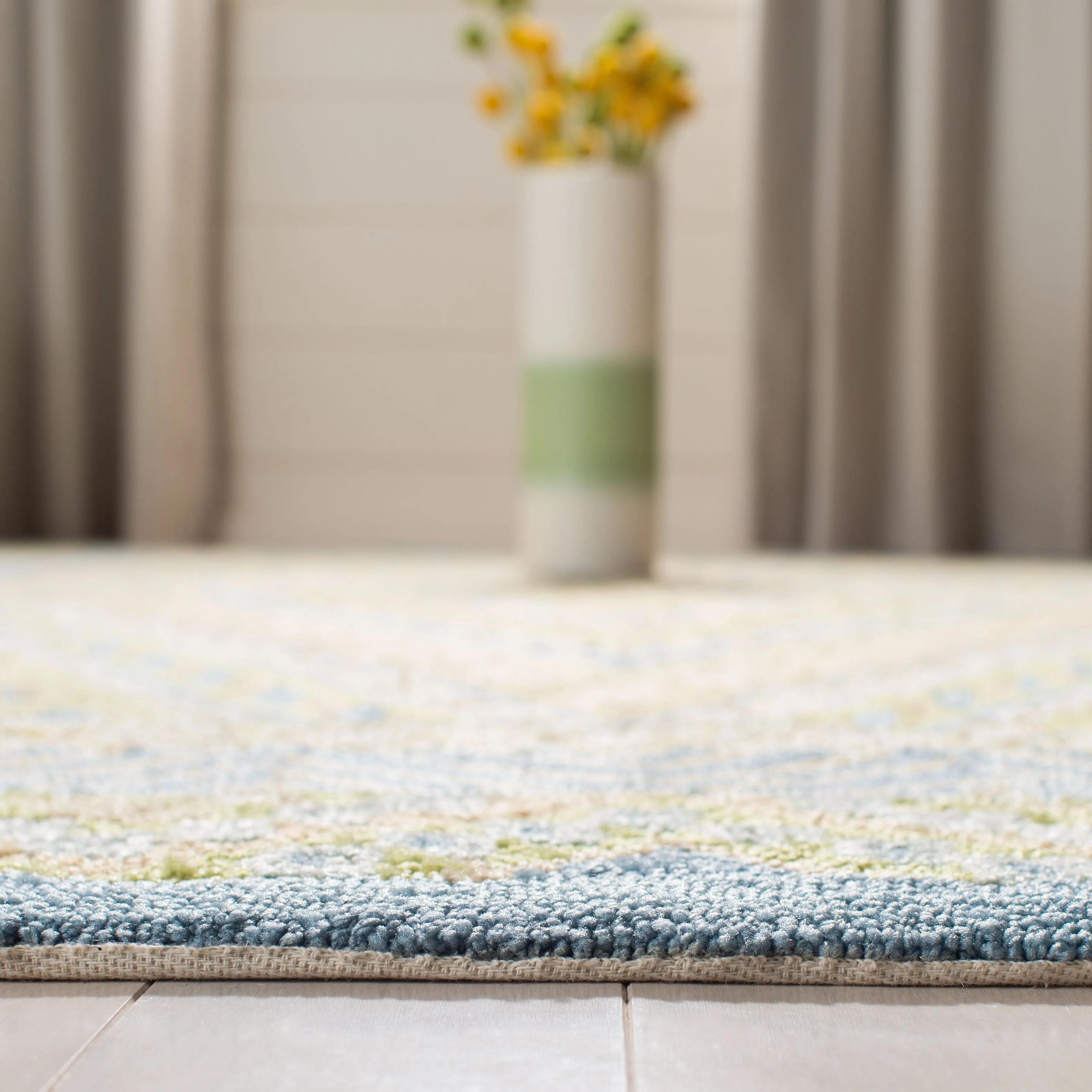 SAFAVIEH Handmade Four Seasons Piper Floral Rug