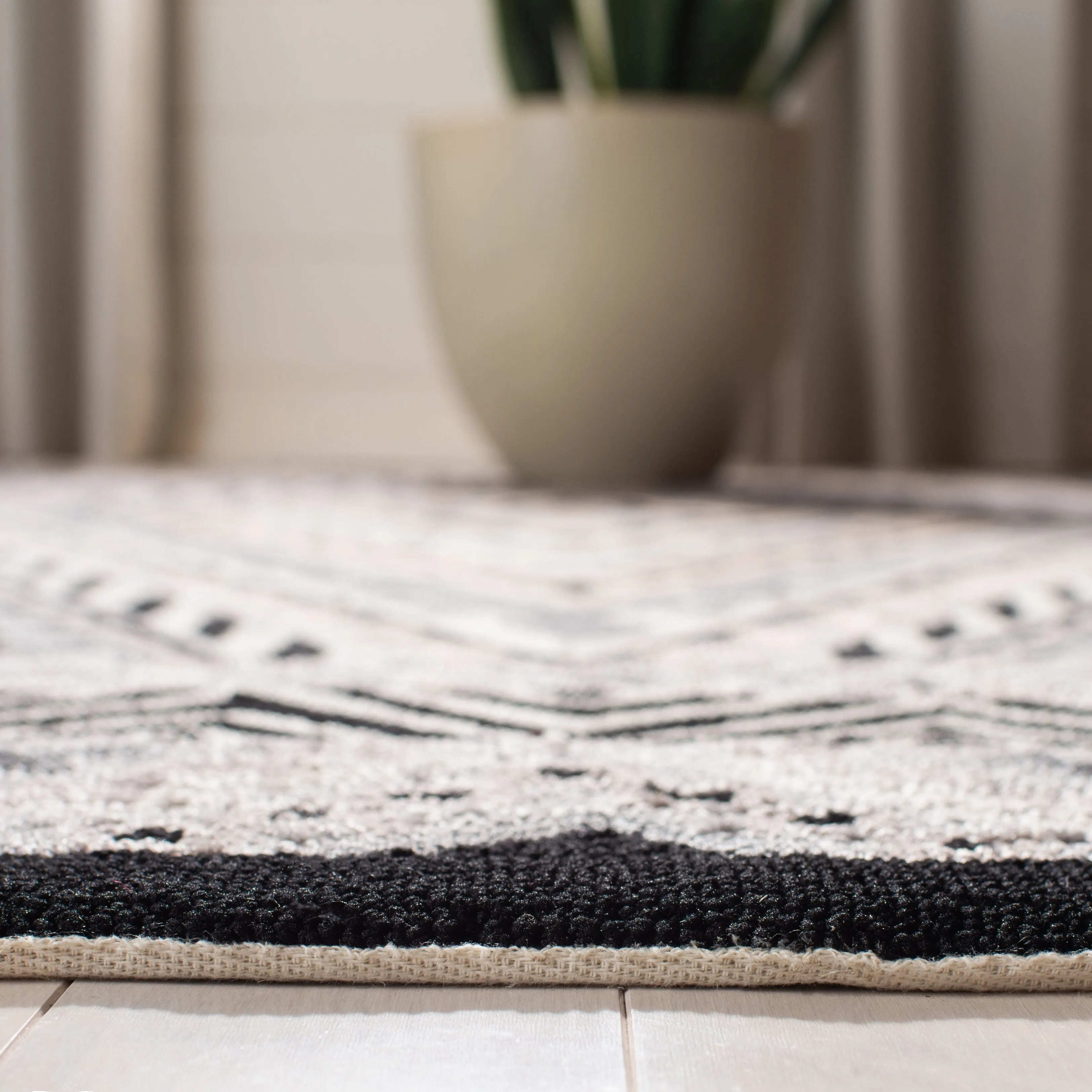 SAFAVIEH Handmade Four Seasons Piper Floral Rug