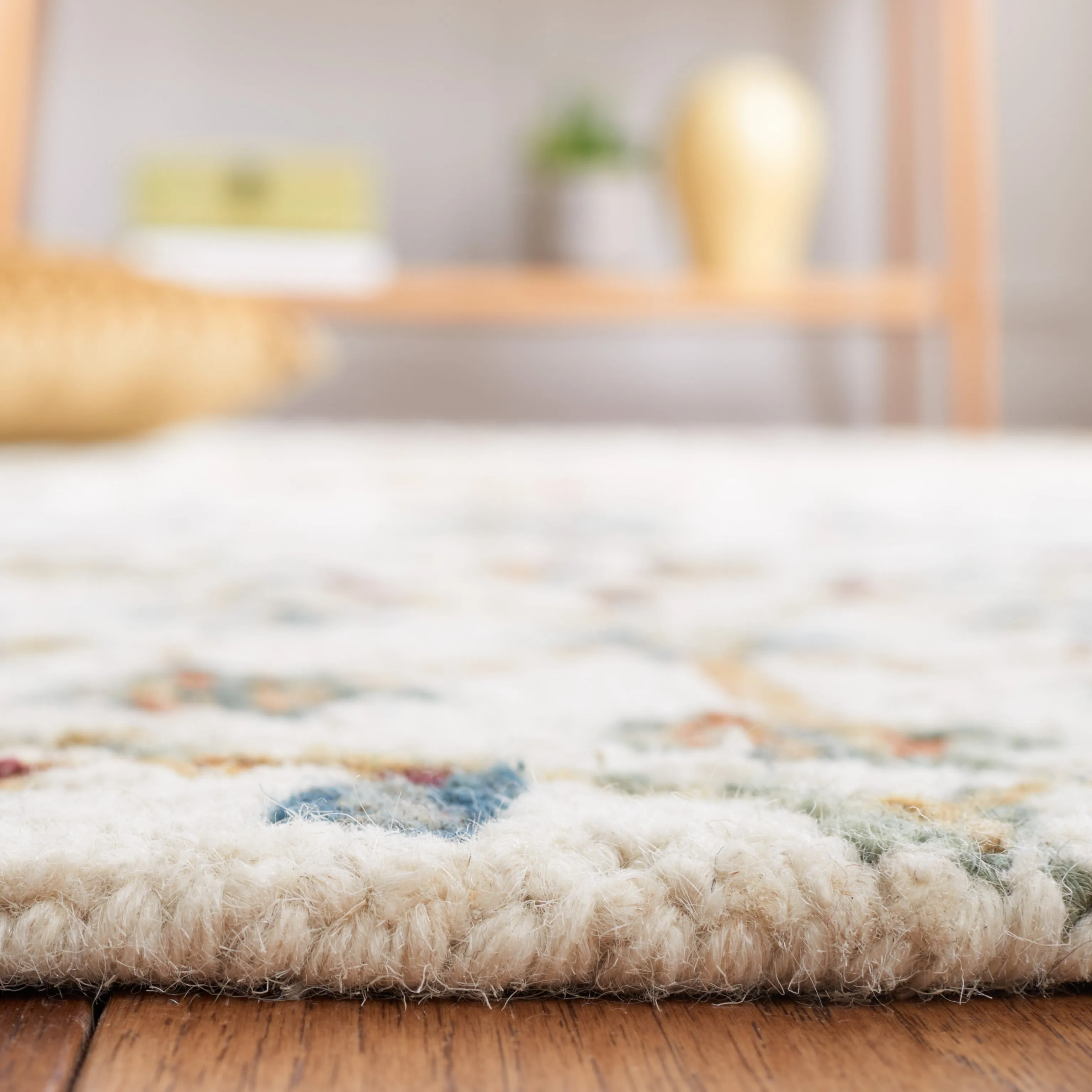 SAFAVIEH Handmade Heritage Snjolaug Floral Wool Rug