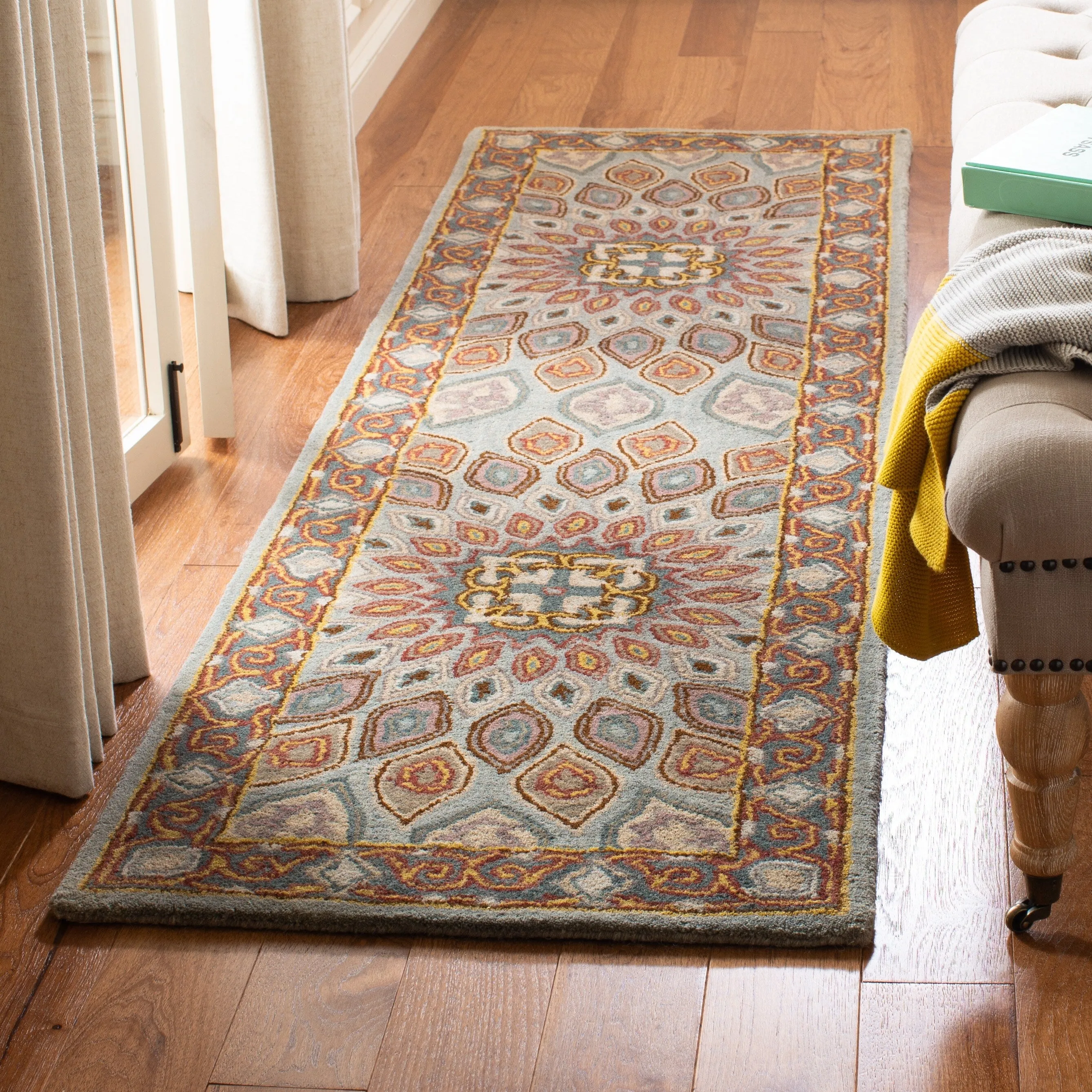 SAFAVIEH Handmade Heritage Wayfarer Traditional Oriental Wool Rug