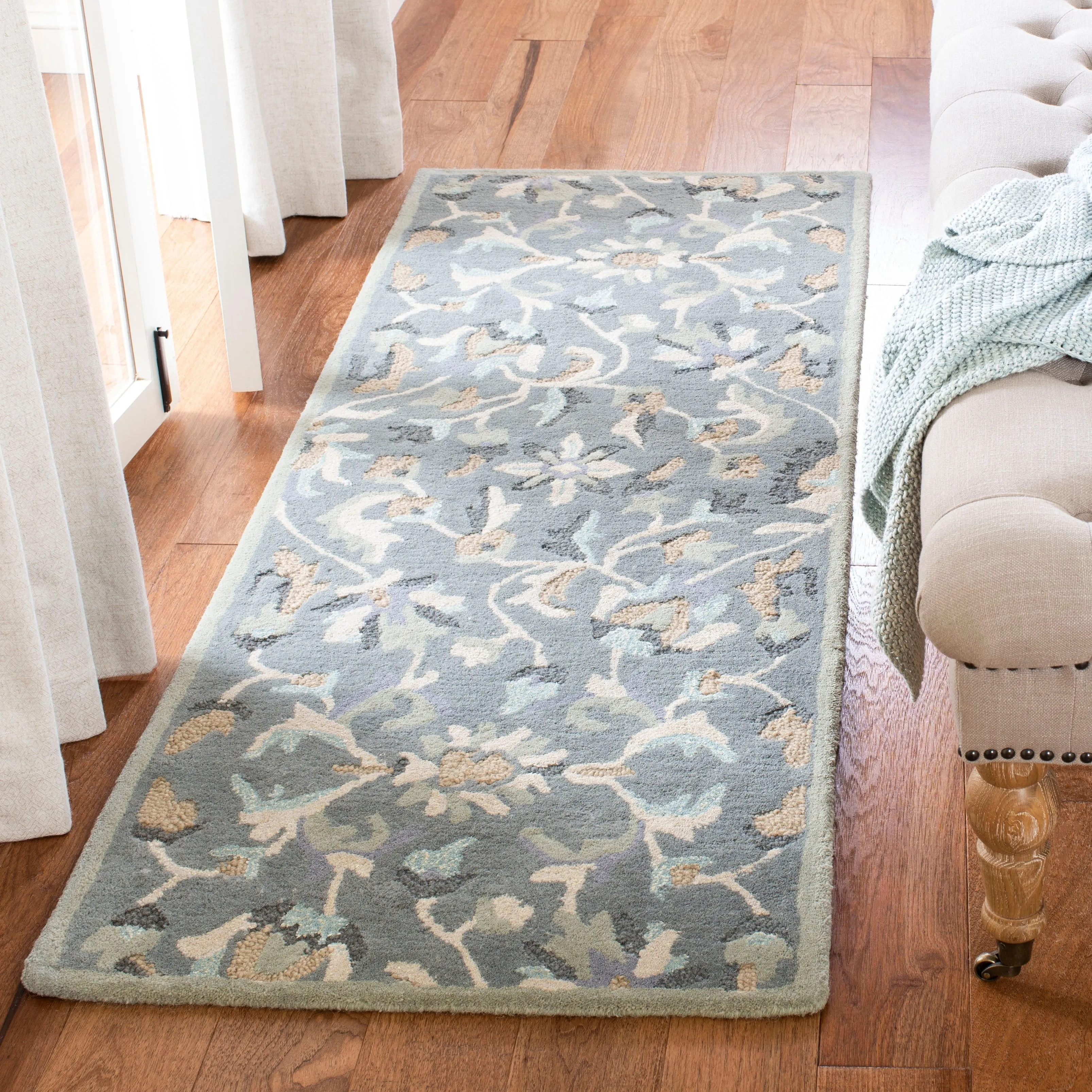 SAFAVIEH Handmade Jardin Aase Country Floral Wool Rug