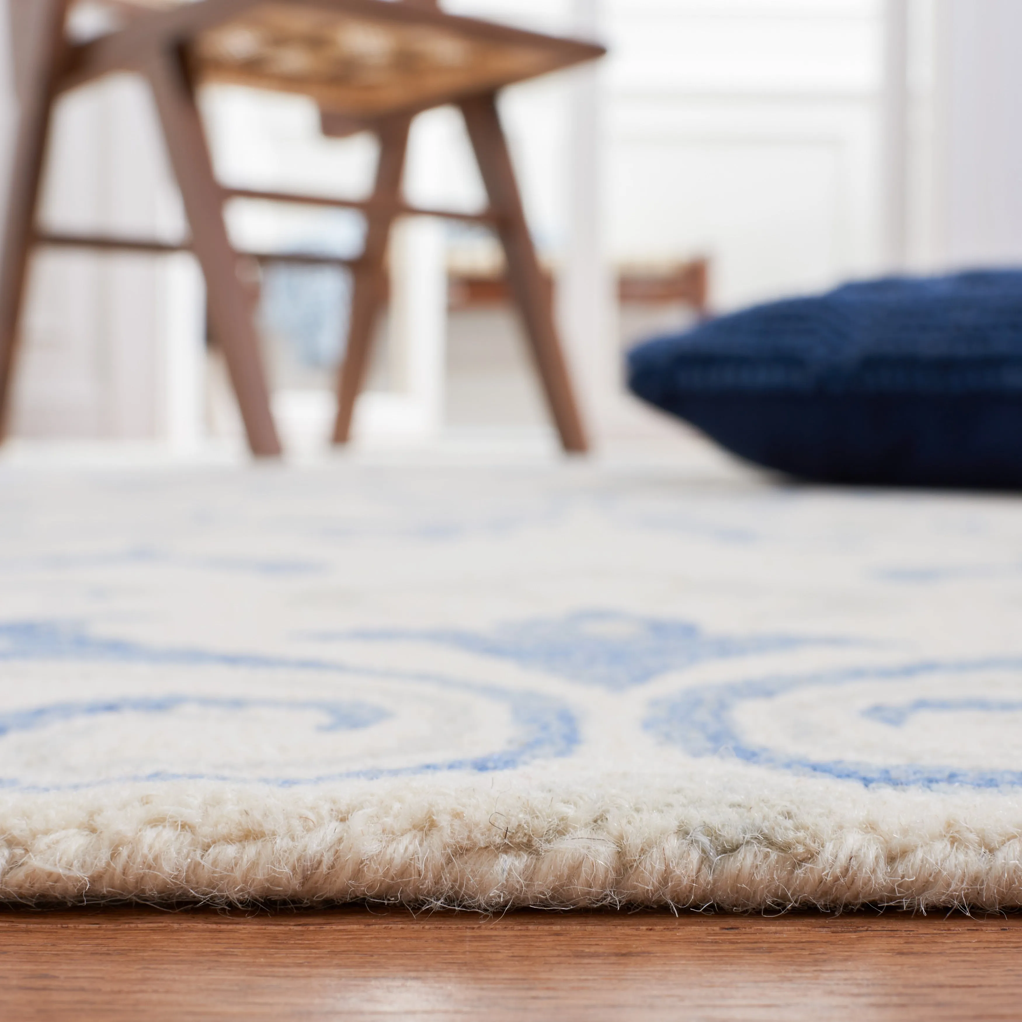 SAFAVIEH Handmade Jardin Alegria Scroll Wool Rug