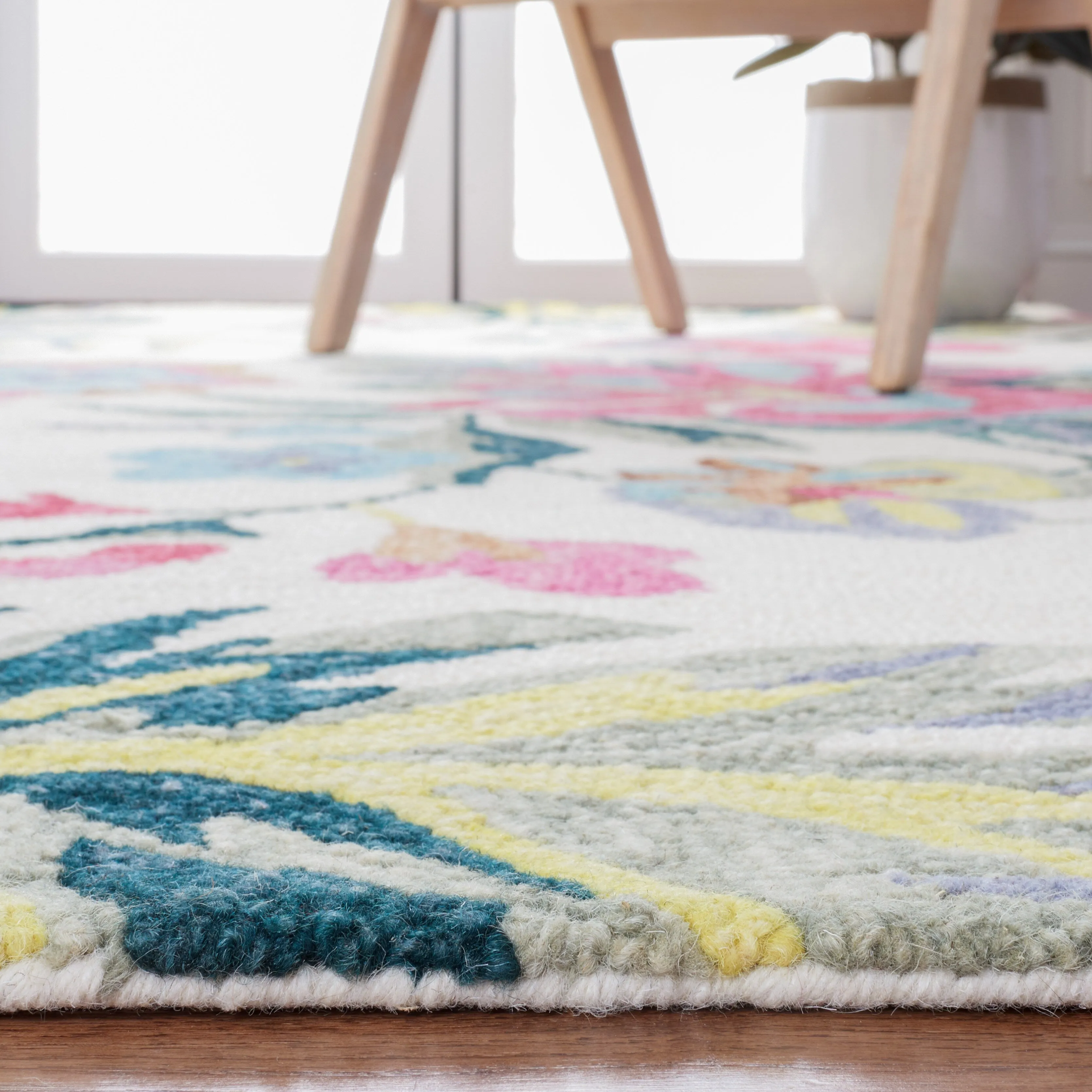 SAFAVIEH Handmade Jardin Cela Floral Wool Rug