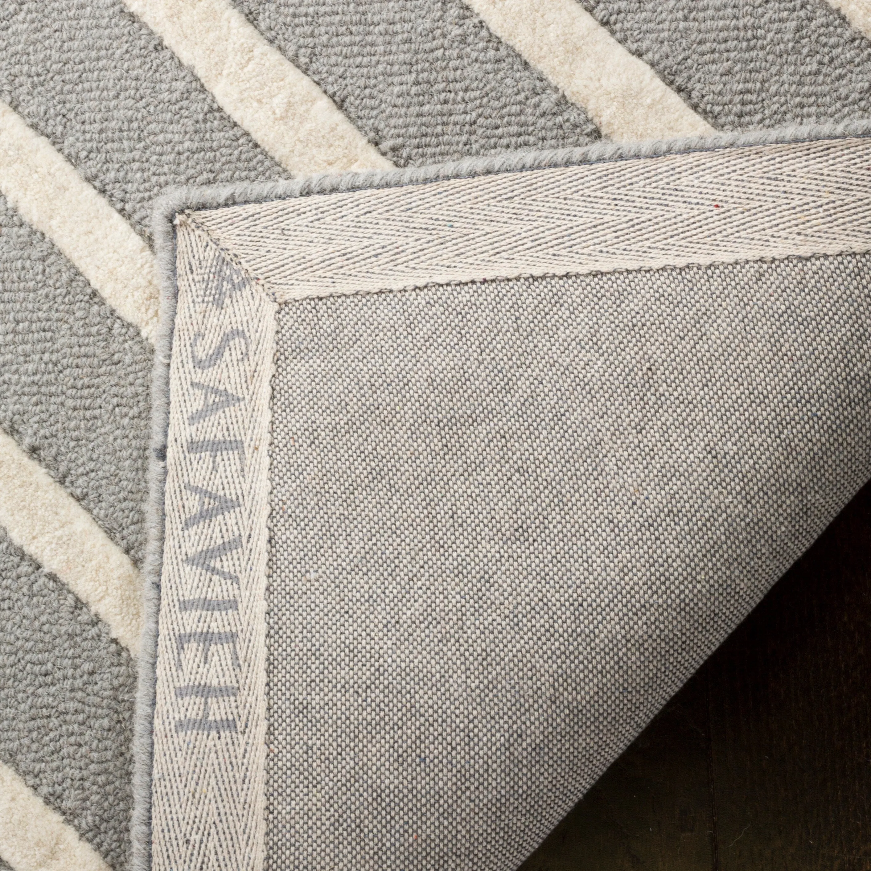 SAFAVIEH Handmade Kids Brionna Wool Rug