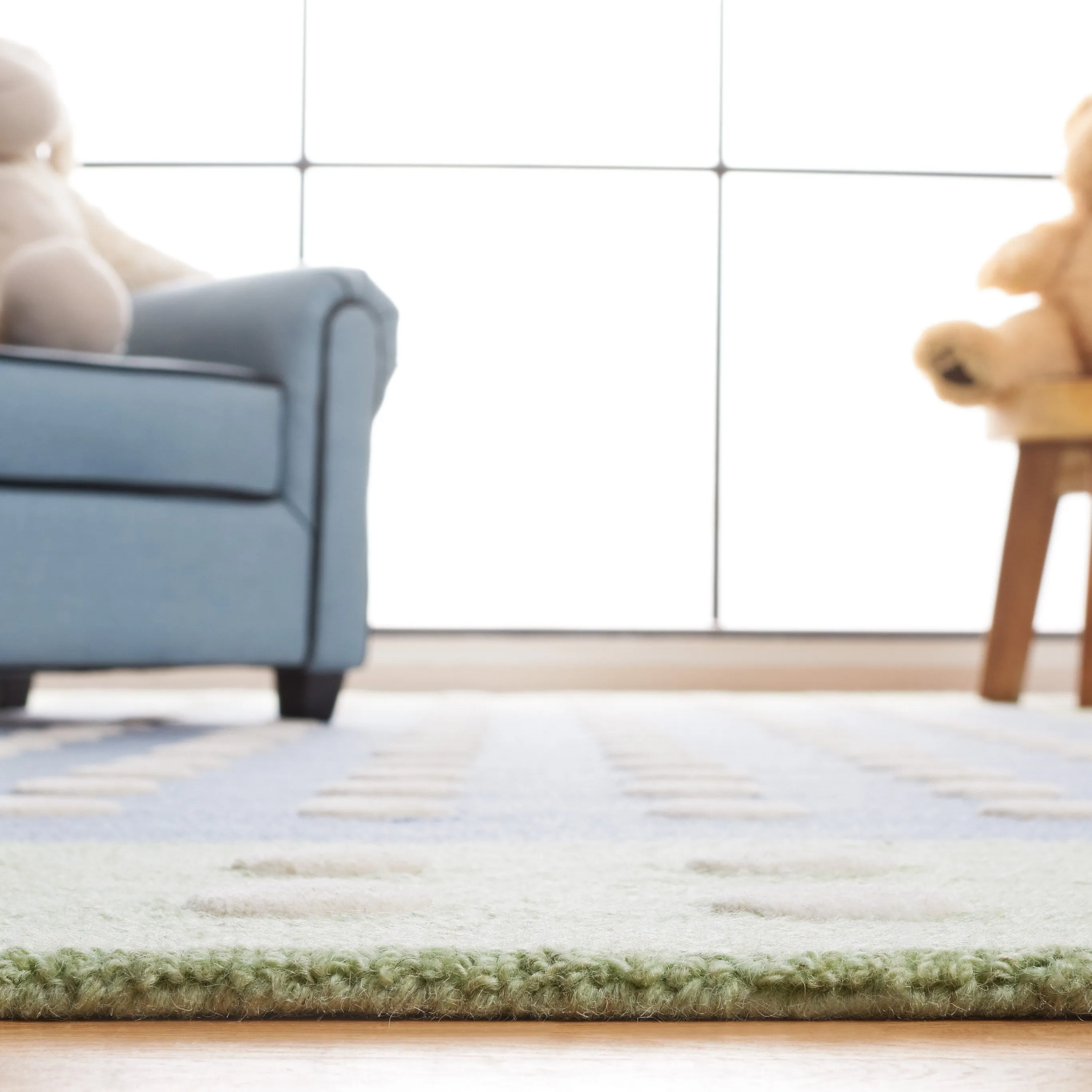 SAFAVIEH Handmade Kids Kenia Dots Wool Rug
