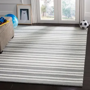 SAFAVIEH Handmade Kids Yazmin Wool Rug
