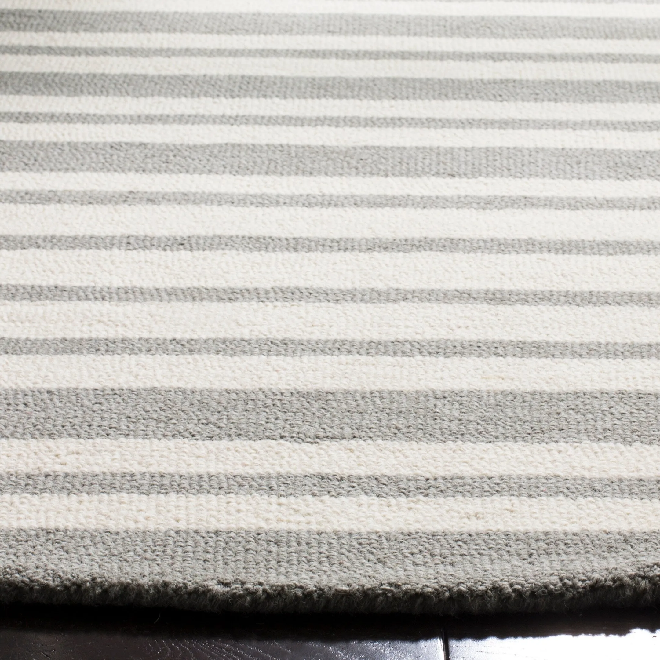 SAFAVIEH Handmade Kids Yazmin Wool Rug