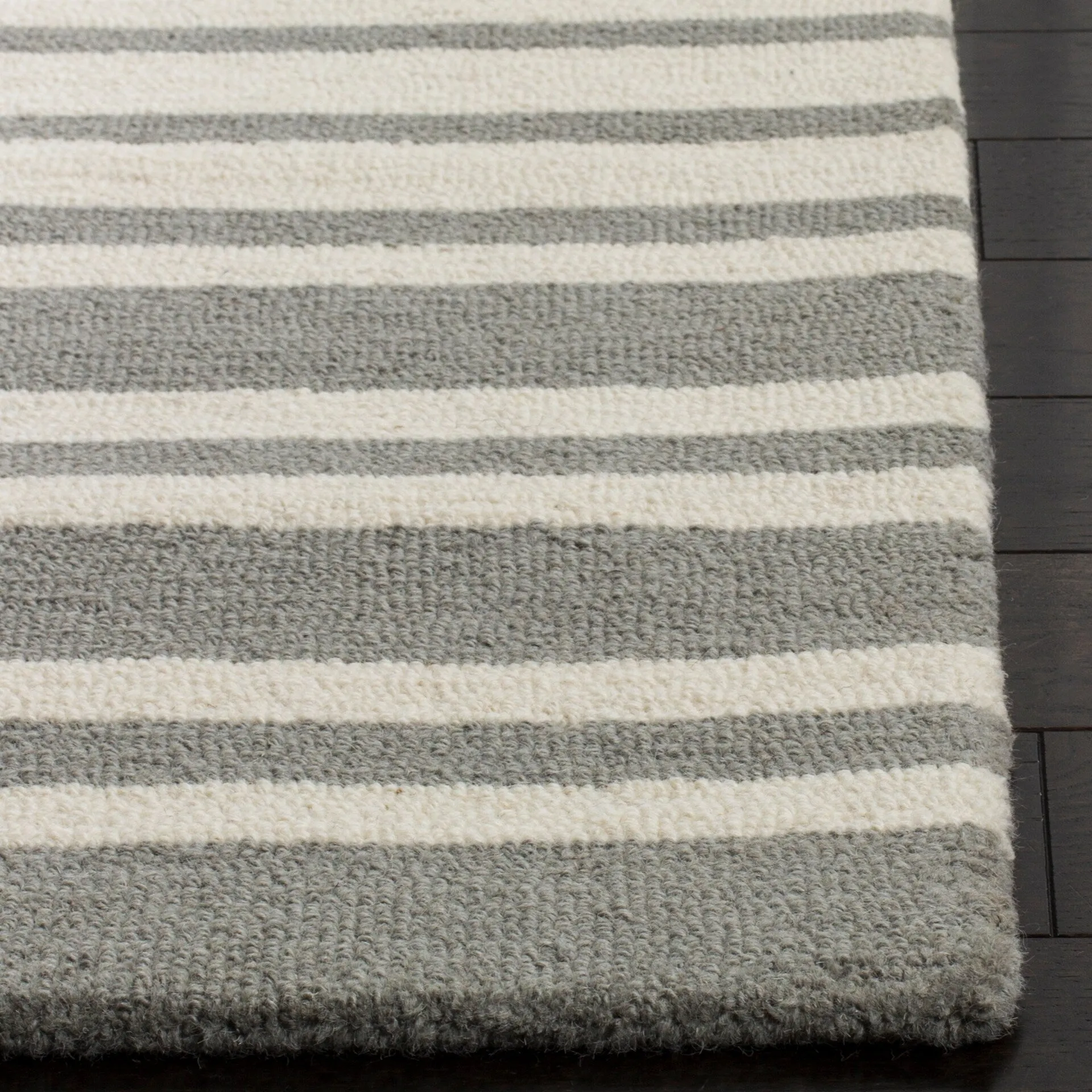 SAFAVIEH Handmade Kids Yazmin Wool Rug