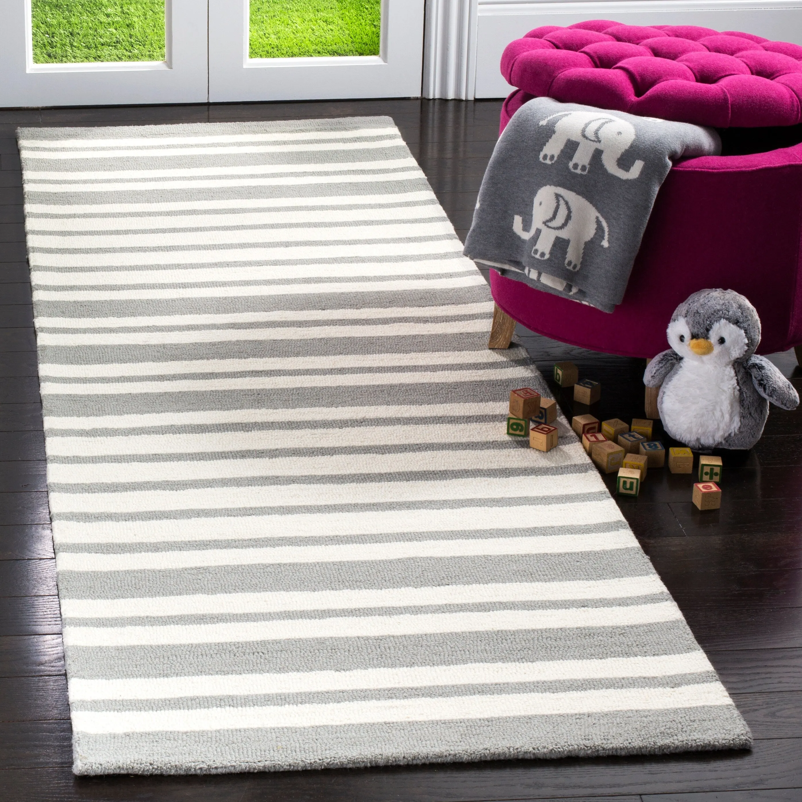 SAFAVIEH Handmade Kids Yazmin Wool Rug