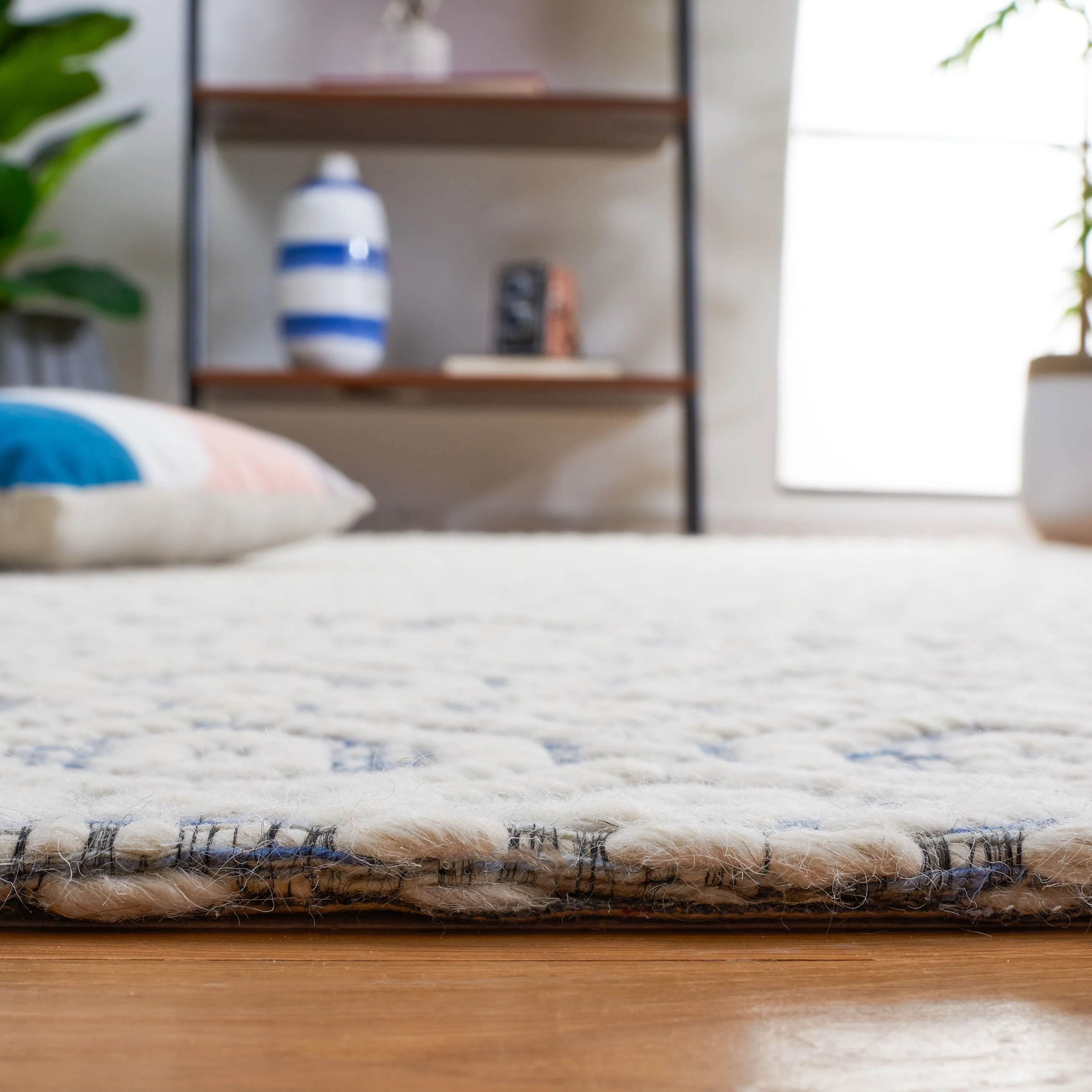 SAFAVIEH Handmade Marbella Kiera Modern Wool Rug