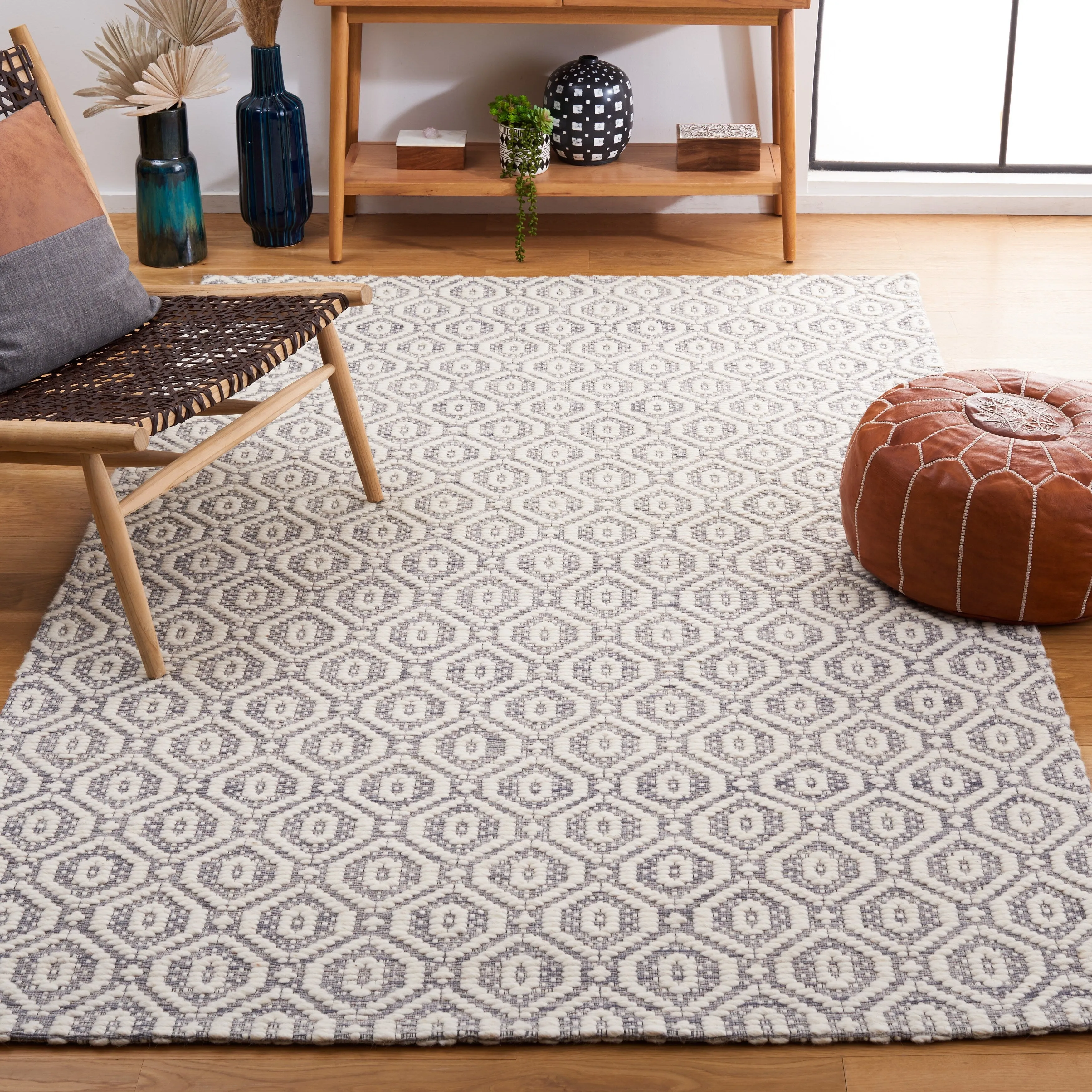 SAFAVIEH Handmade Marbella Kiera Modern Wool Rug