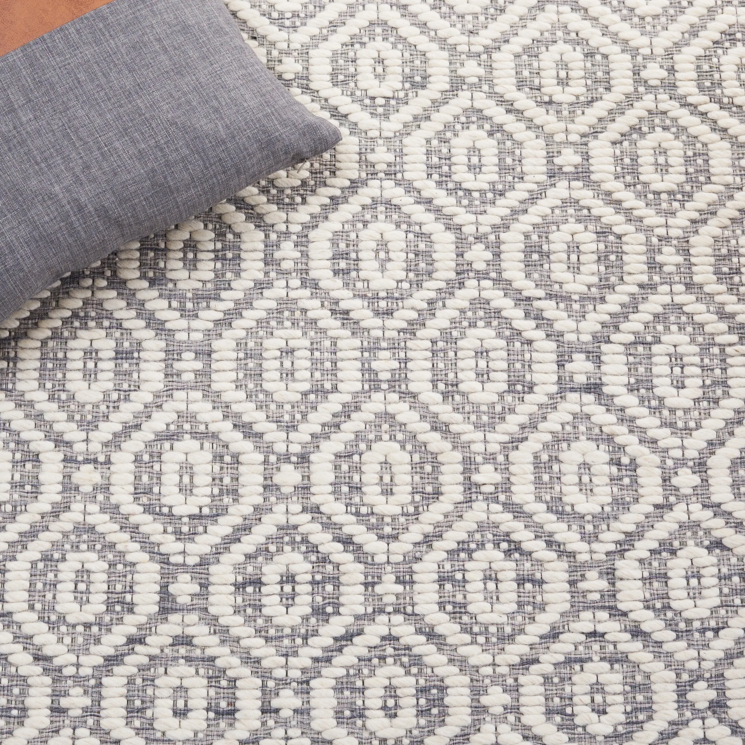 SAFAVIEH Handmade Marbella Kiera Modern Wool Rug