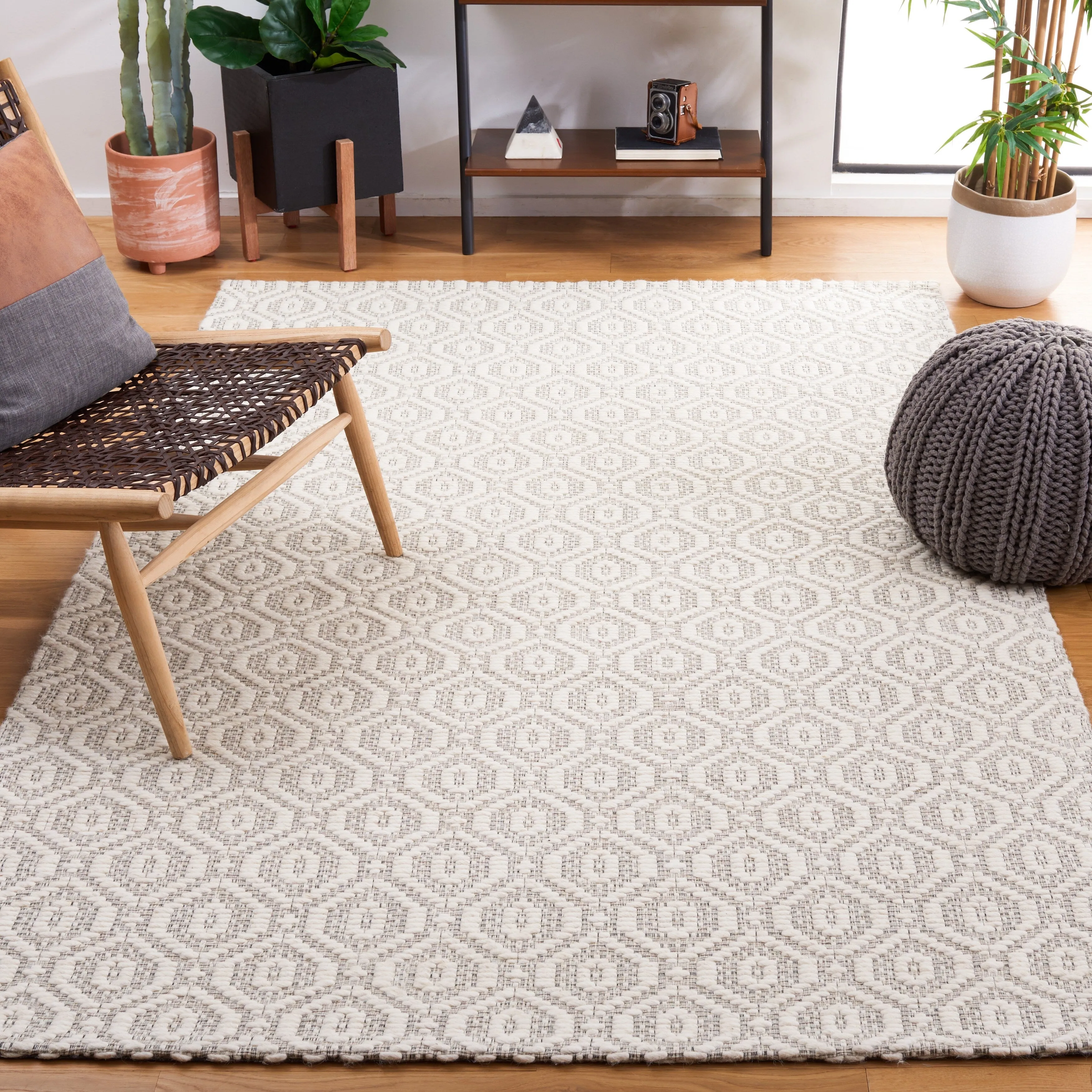 SAFAVIEH Handmade Marbella Kiera Modern Wool Rug