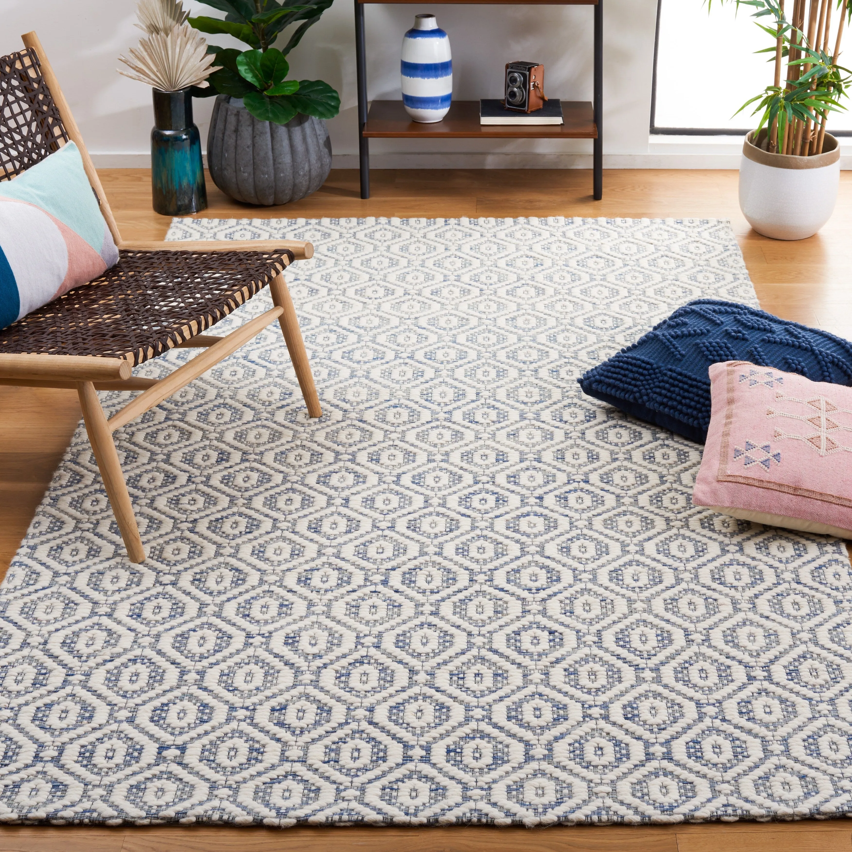 SAFAVIEH Handmade Marbella Kiera Modern Wool Rug