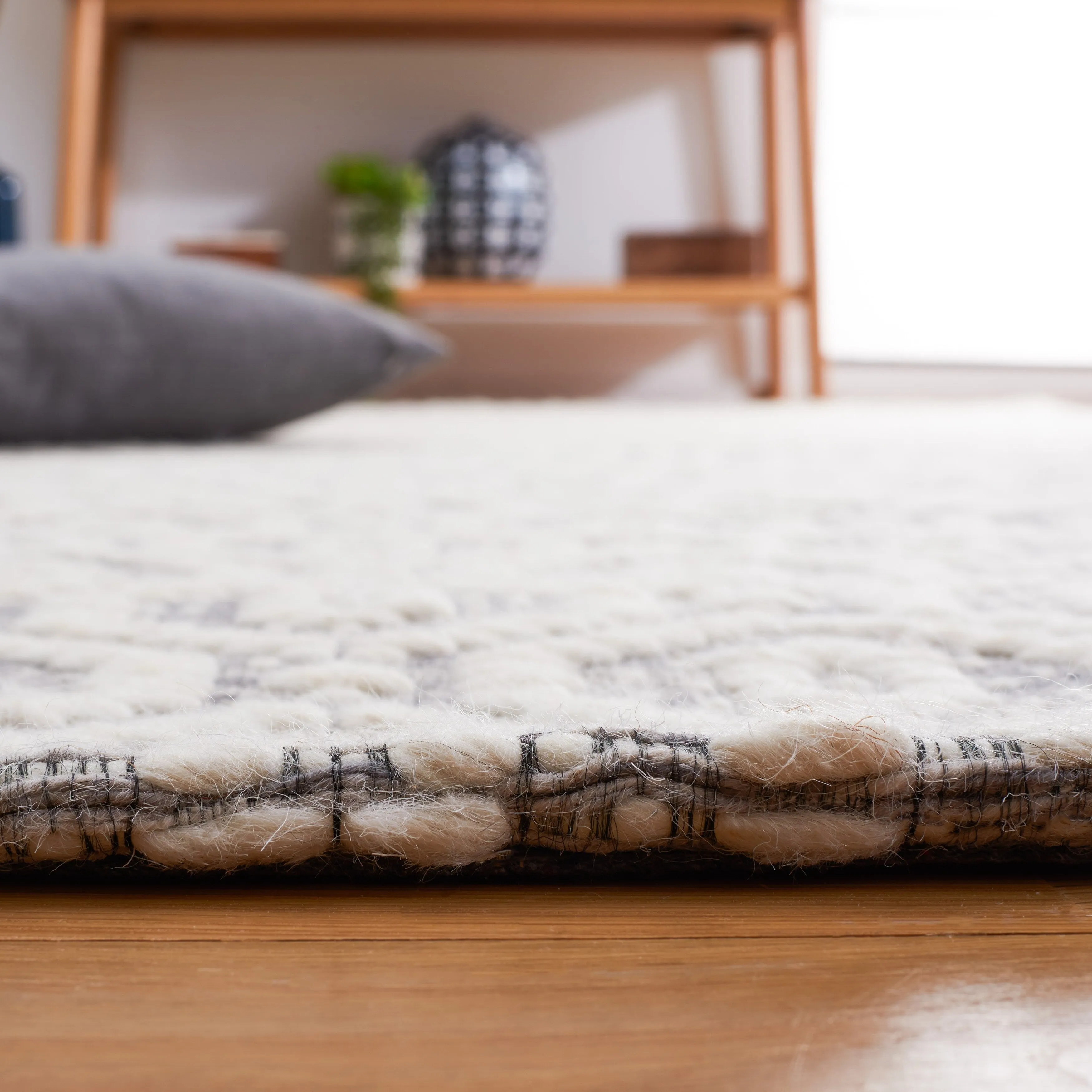 SAFAVIEH Handmade Marbella Kiera Modern Wool Rug