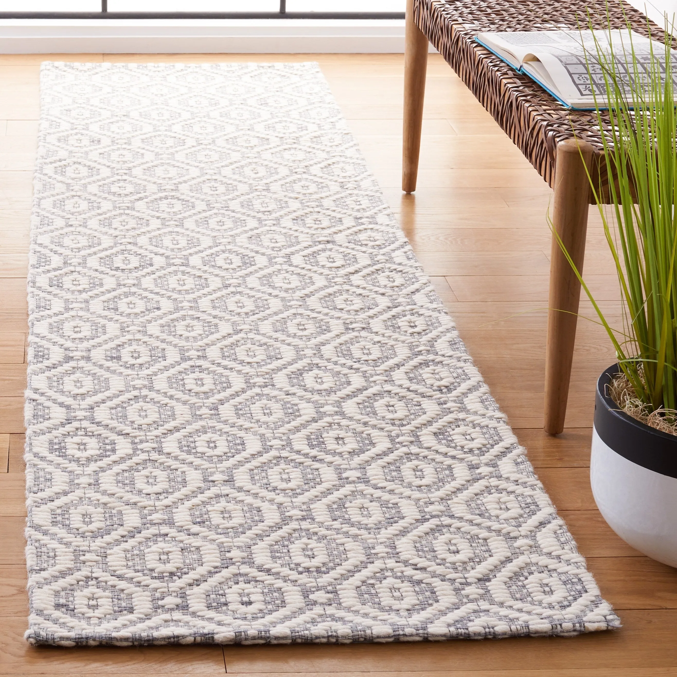 SAFAVIEH Handmade Marbella Kiera Modern Wool Rug