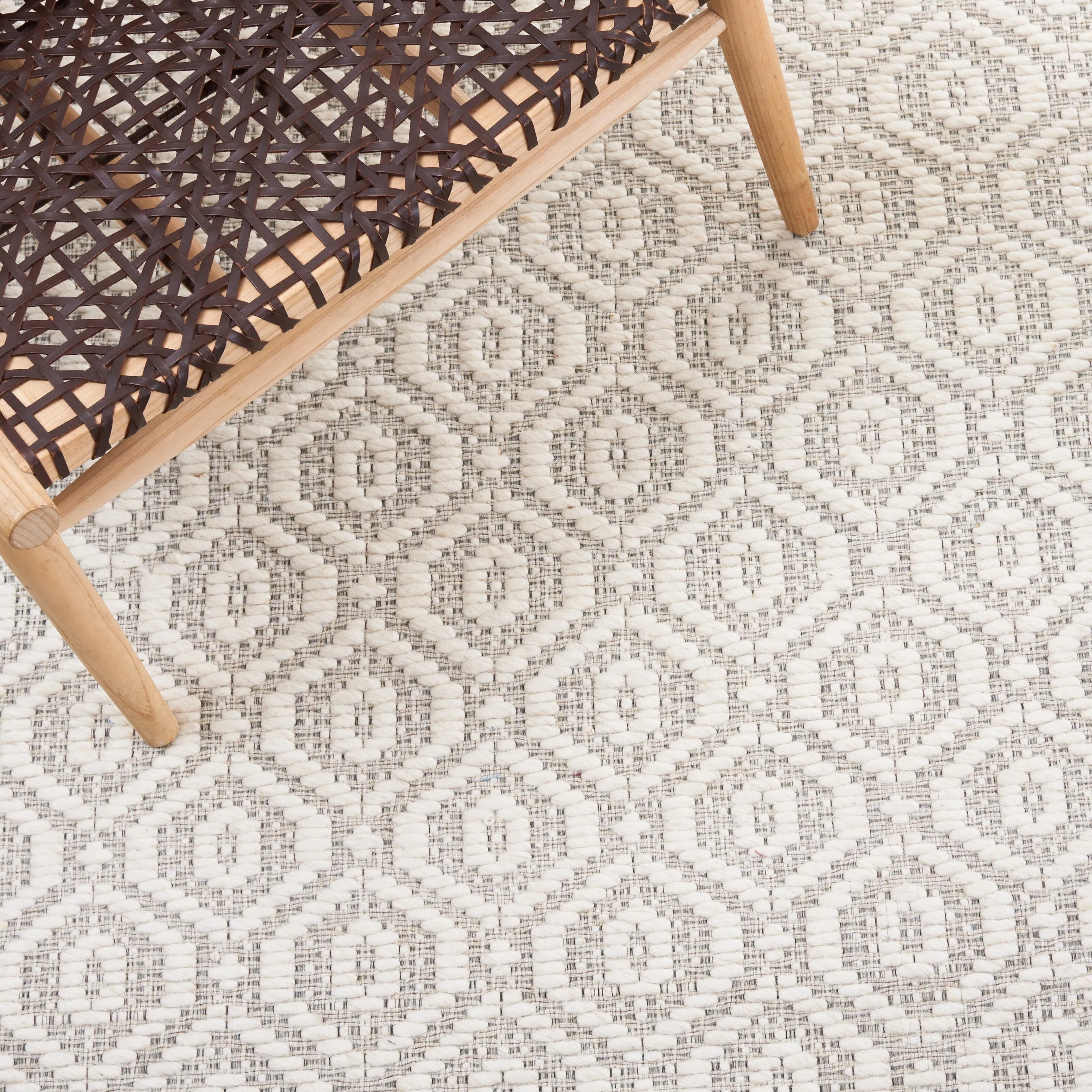 SAFAVIEH Handmade Marbella Kiera Modern Wool Rug
