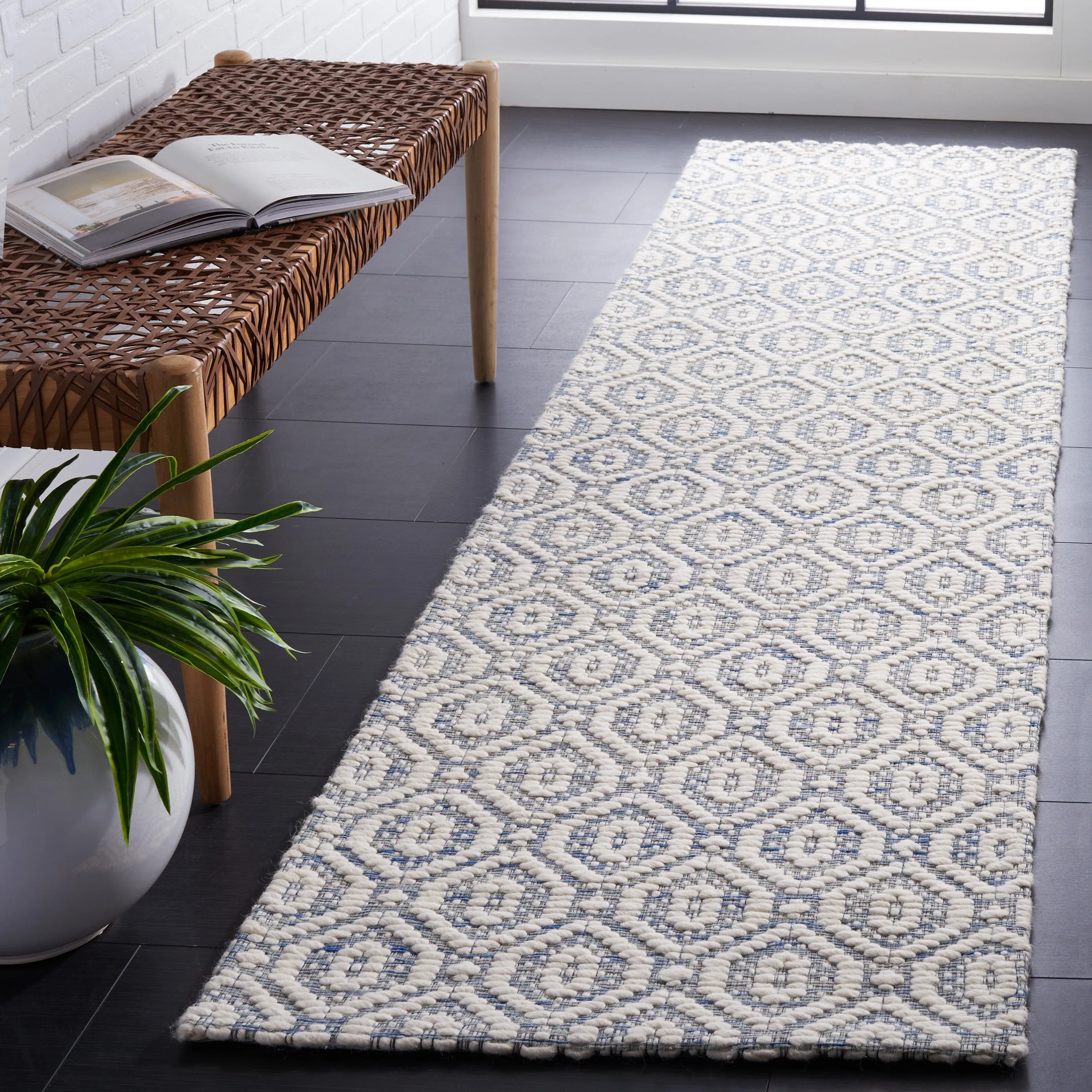 SAFAVIEH Handmade Marbella Kiera Modern Wool Rug
