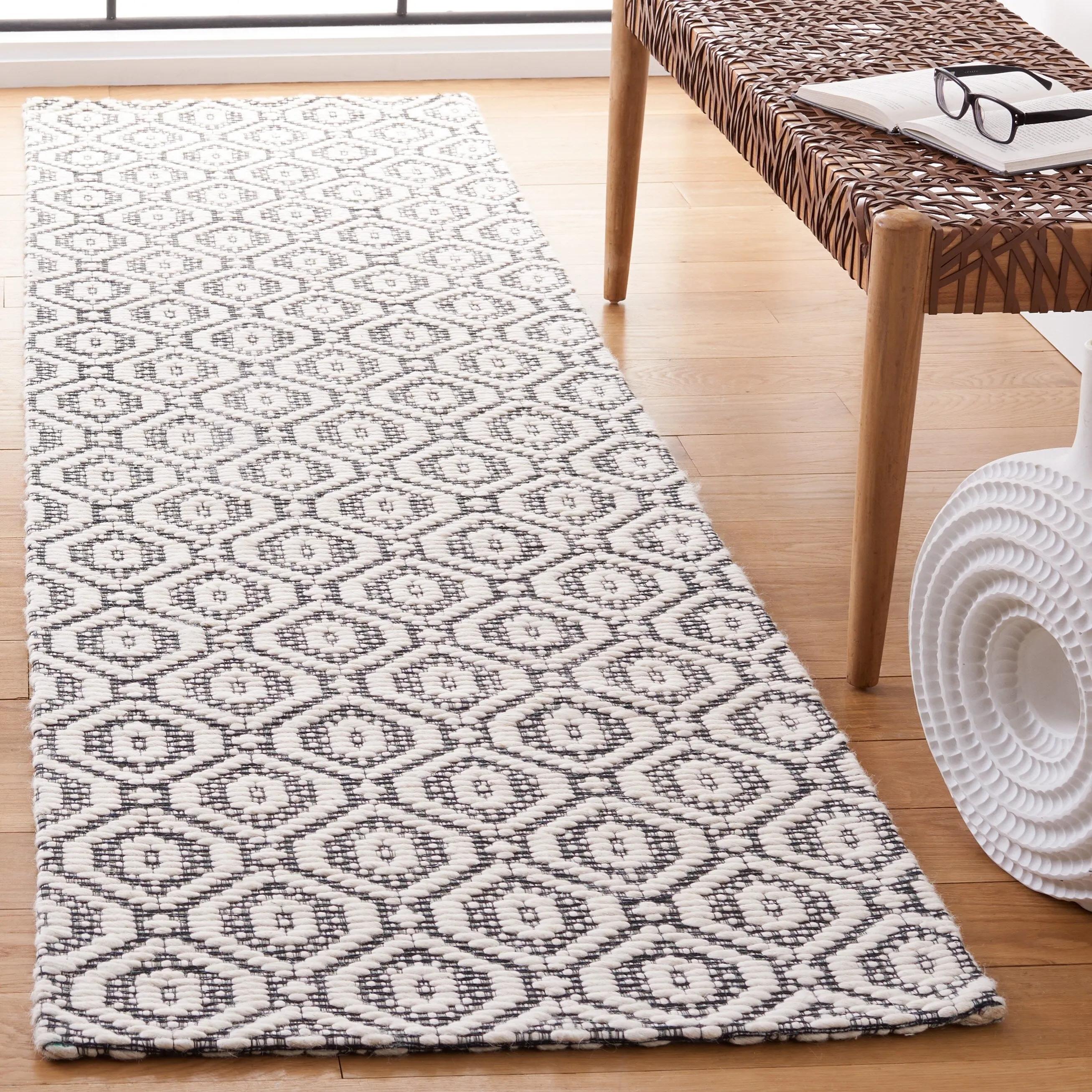 SAFAVIEH Handmade Marbella Kiera Modern Wool Rug