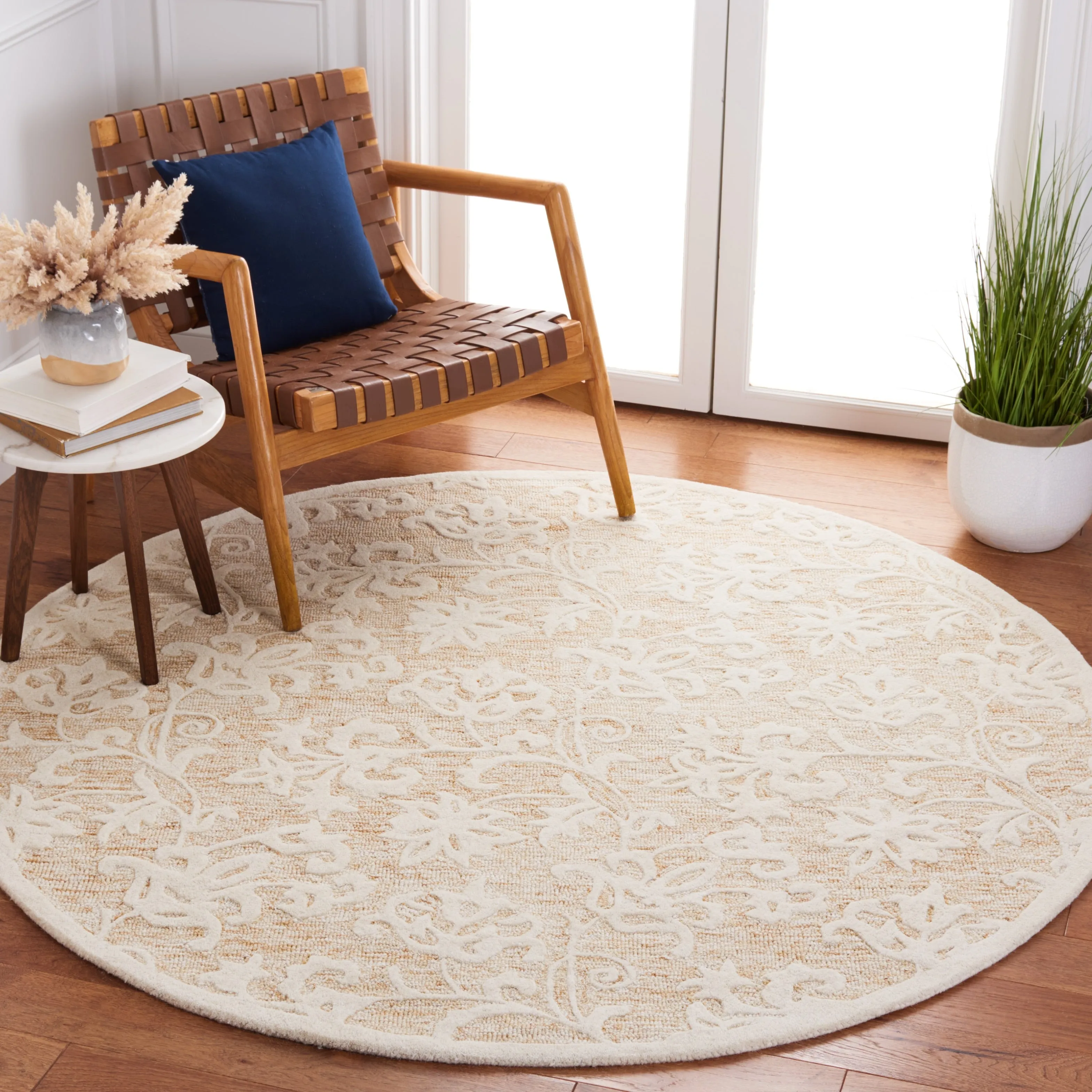 SAFAVIEH. Handmade Metro Annely French Country Wool Rug