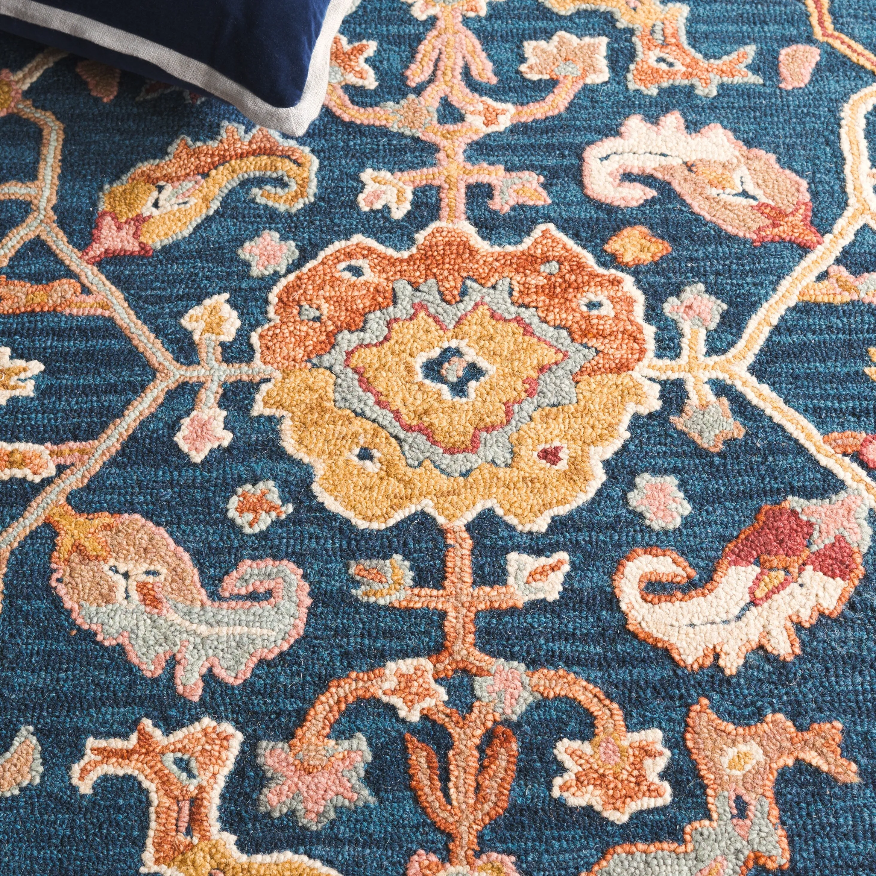 SAFAVIEH Handmade Metro Bratislava French Country Floral Wool Rug