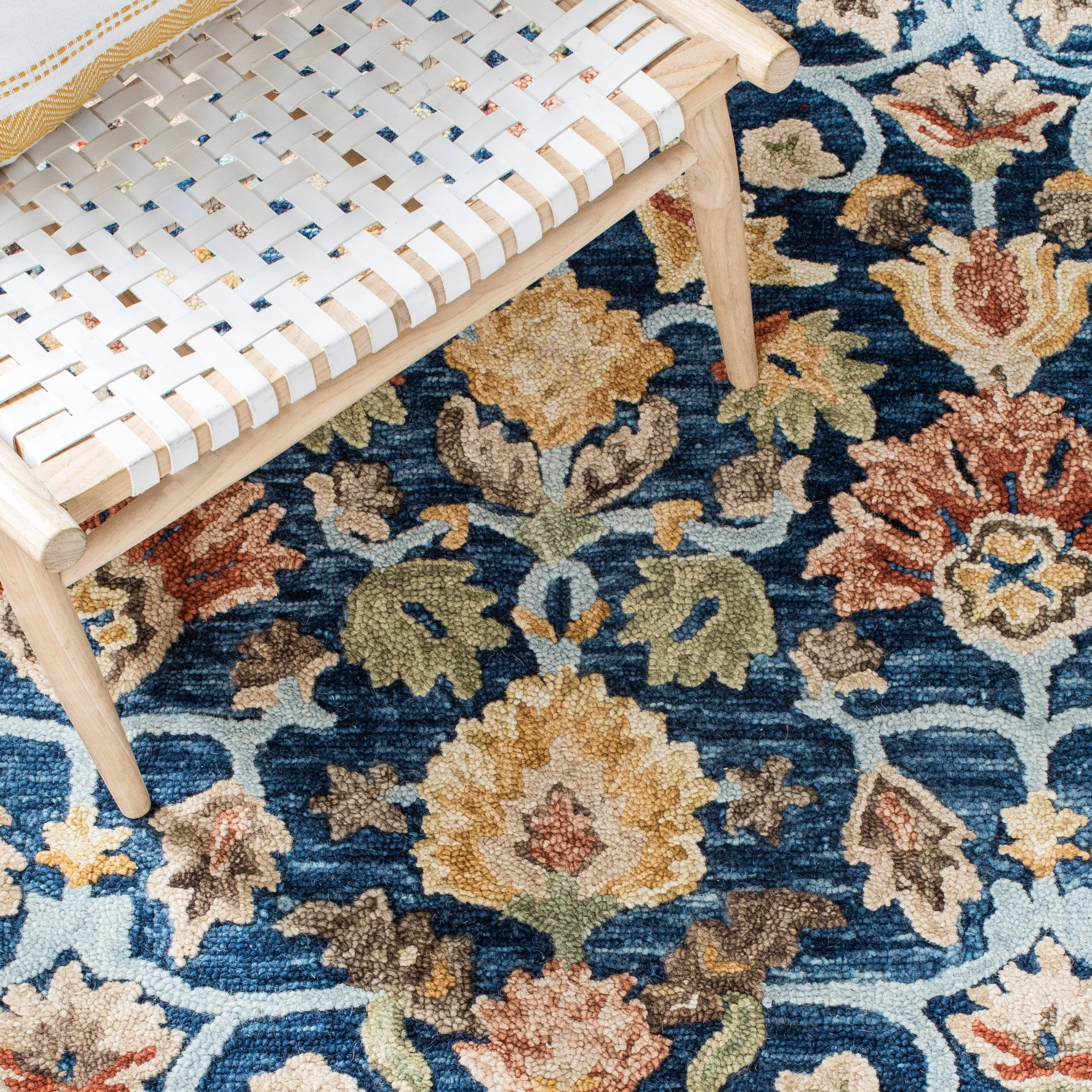 SAFAVIEH Handmade Metro Damasa French Country Wool Rug