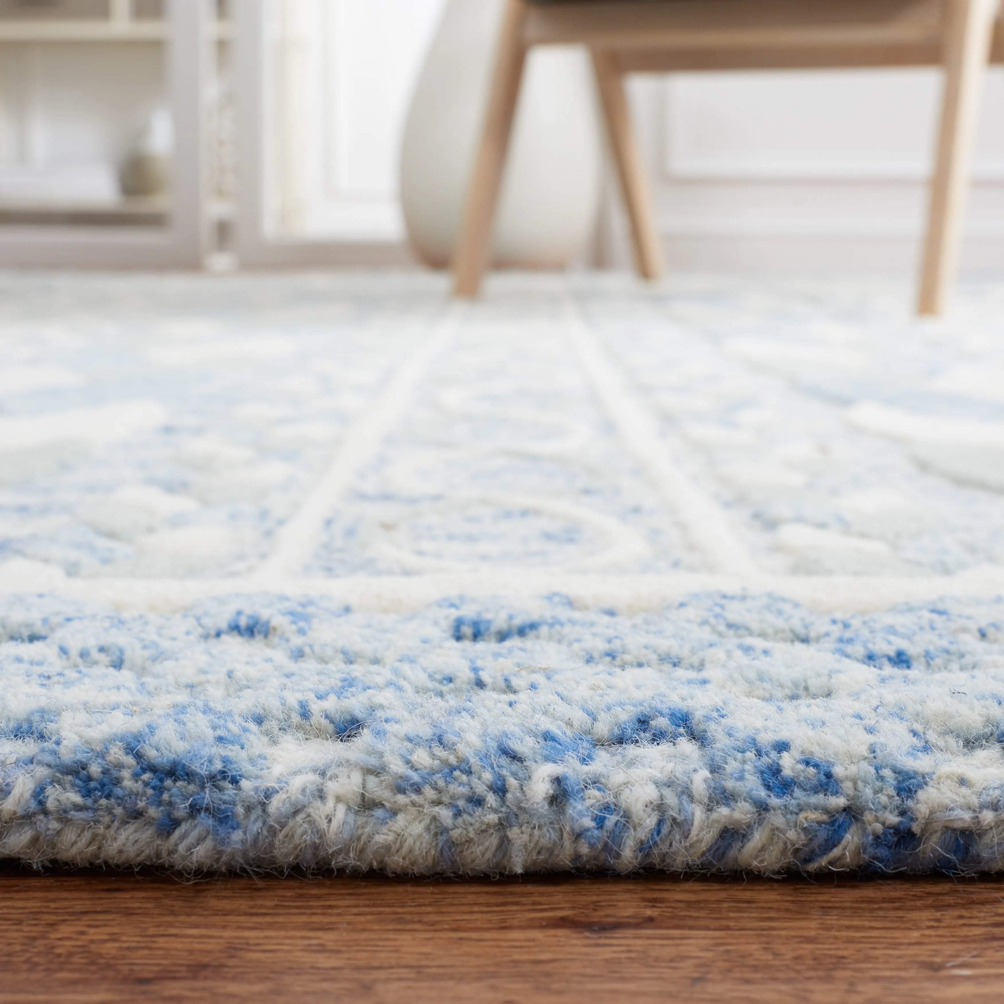 SAFAVIEH Handmade Metro Zenta Wool Rug