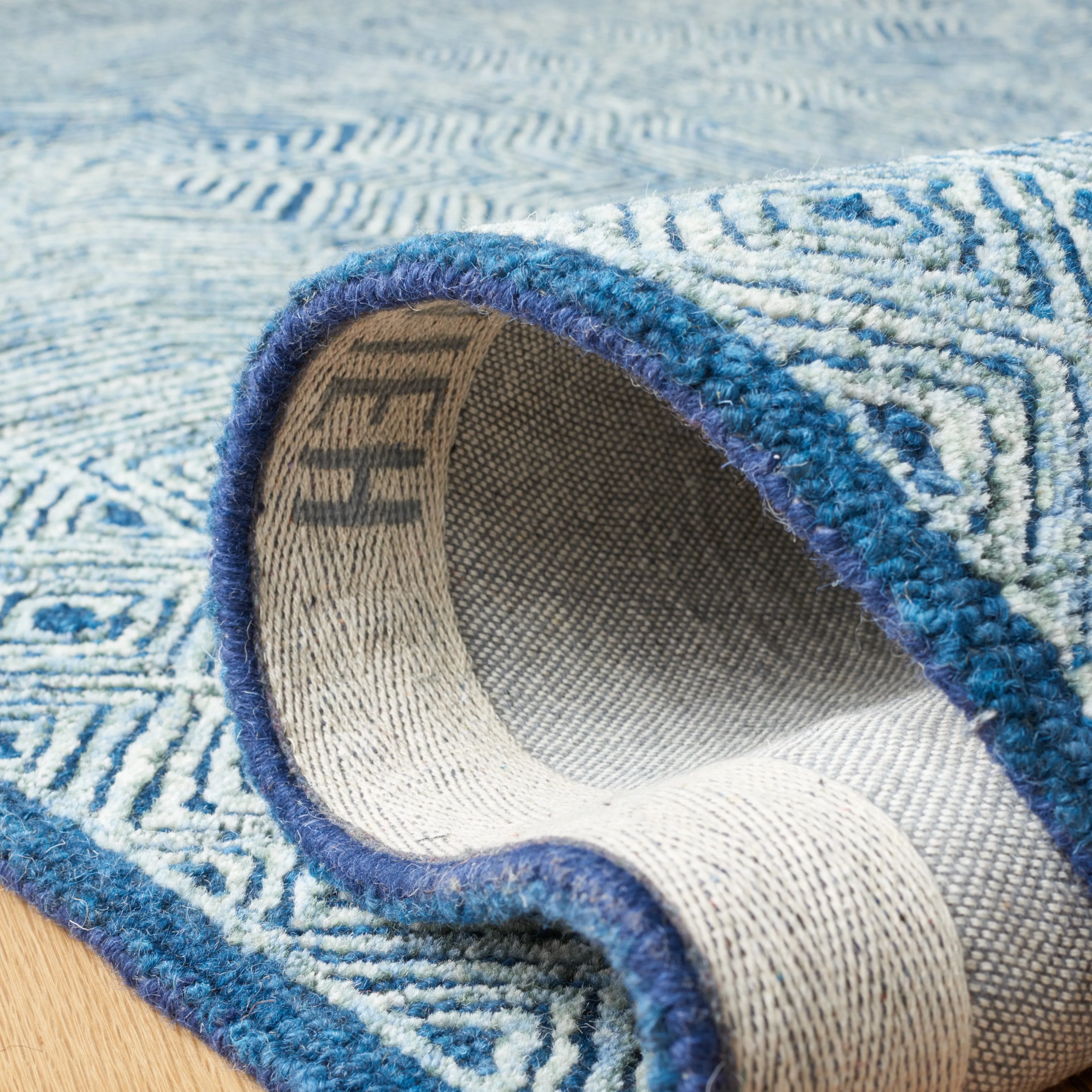 SAFAVIEH Handmade Micro-Loop Joshka Wool Rug