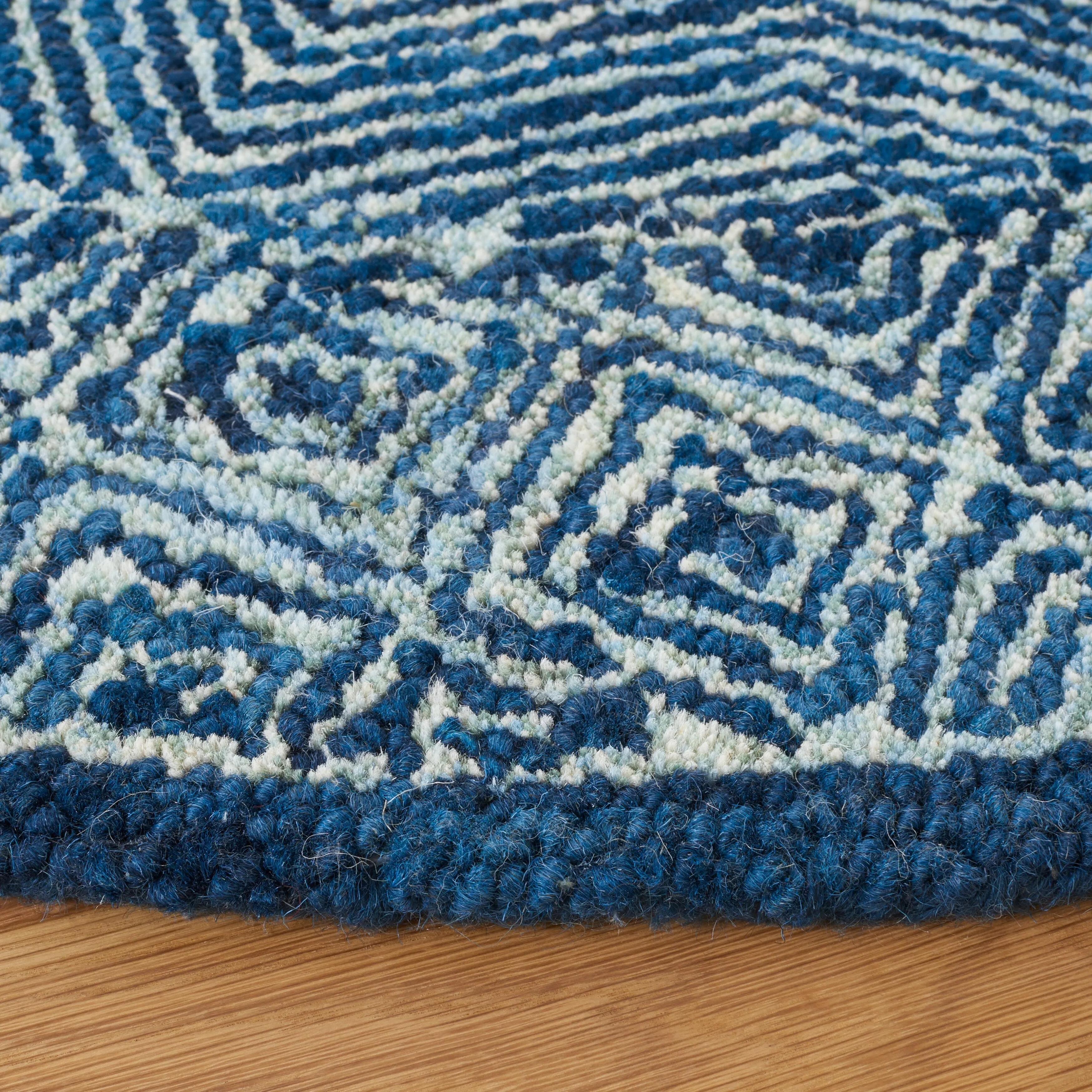 SAFAVIEH Handmade Micro-Loop Joshka Wool Rug