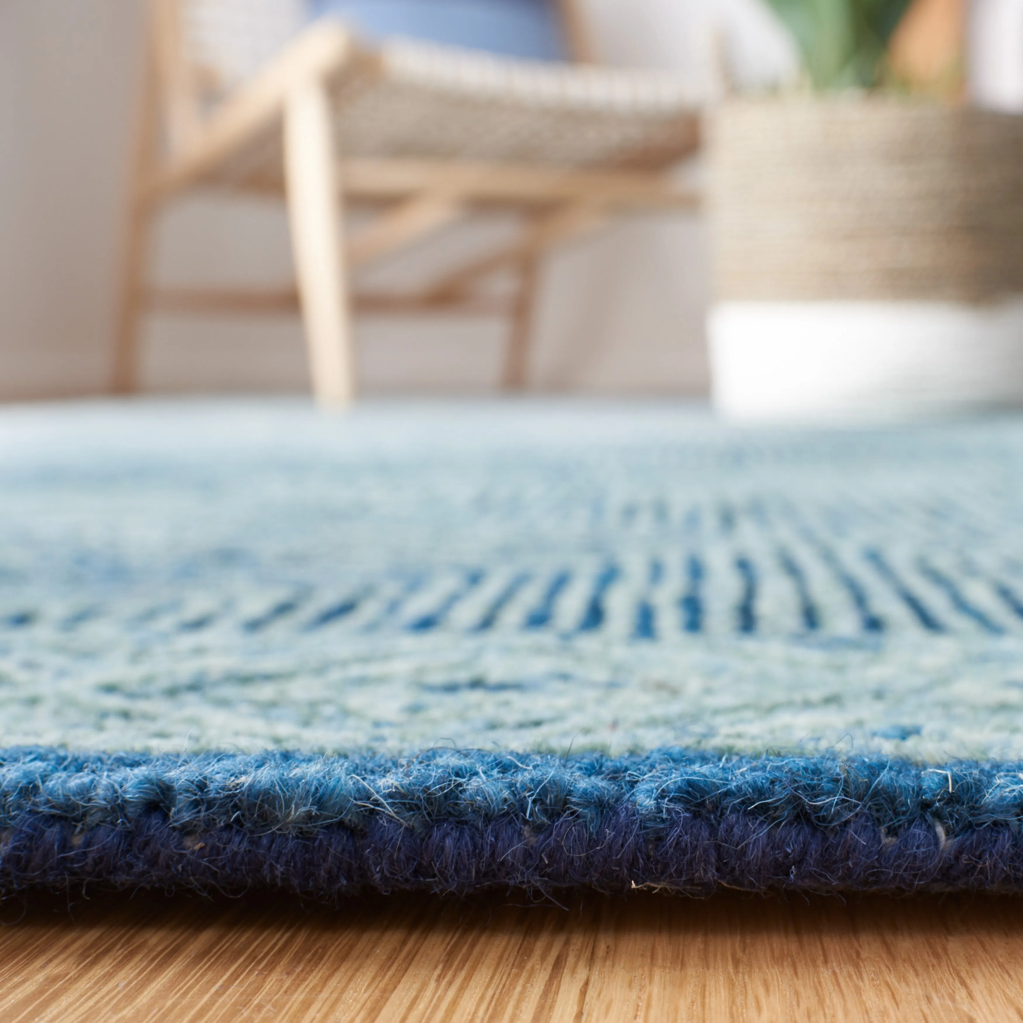 SAFAVIEH Handmade Micro-Loop Joshka Wool Rug