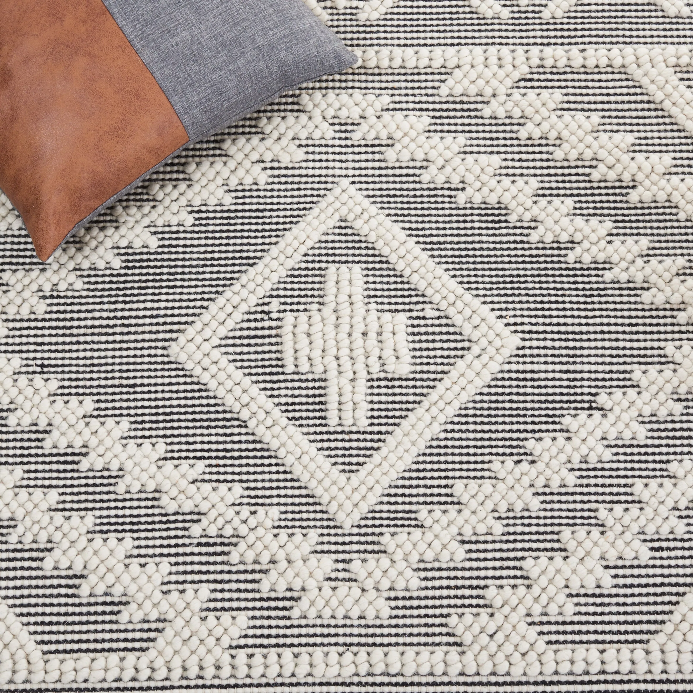 SAFAVIEH Handmade Natura Ingeruth Boho Wool Rug