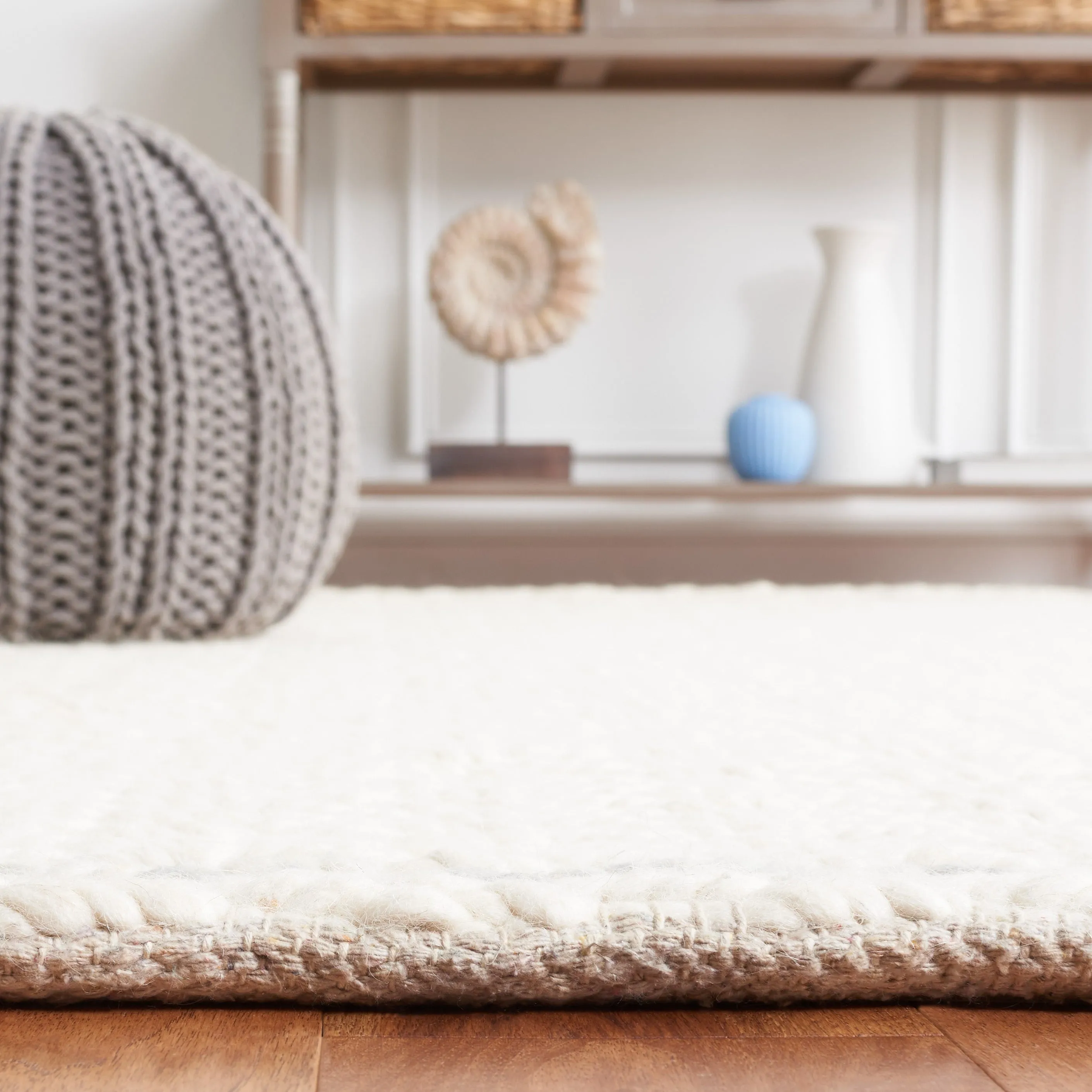 SAFAVIEH Handmade Natura Ricia Border Wool Rug