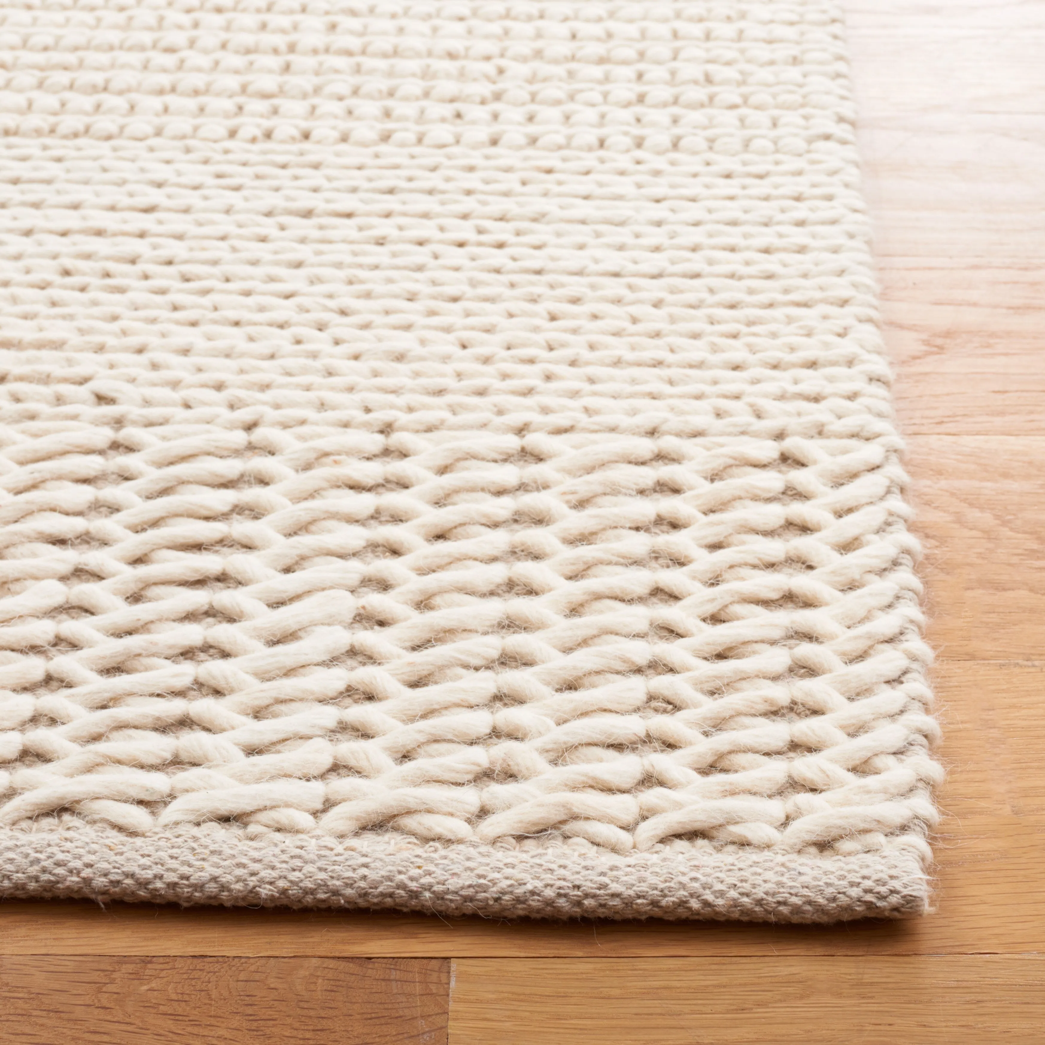 SAFAVIEH Handmade Natura Sumeyya Wool Rug