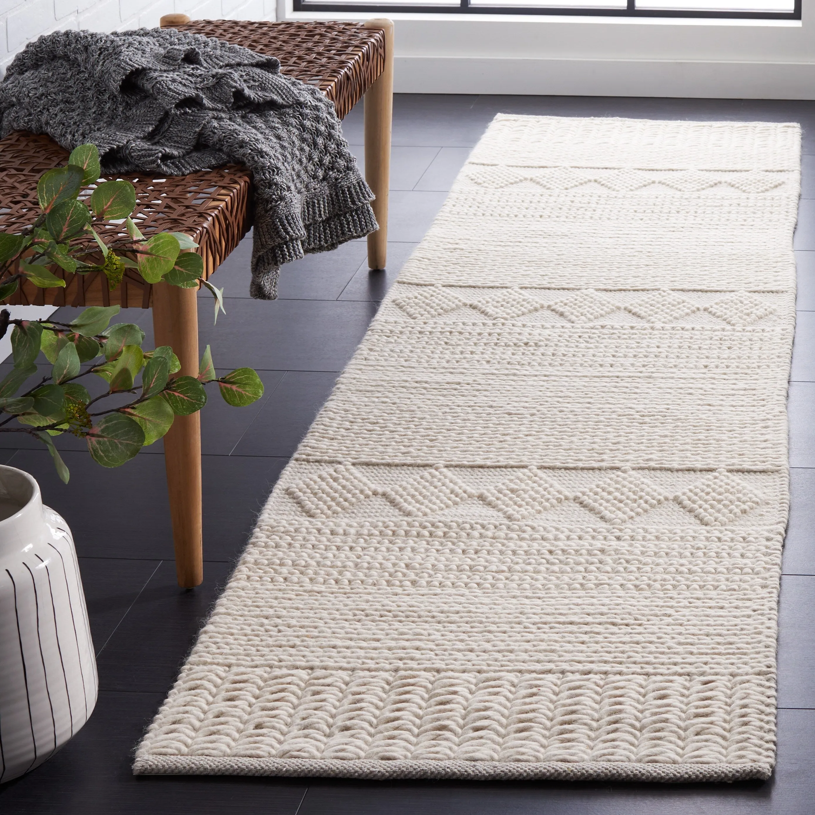 SAFAVIEH Handmade Natura Sumeyya Wool Rug