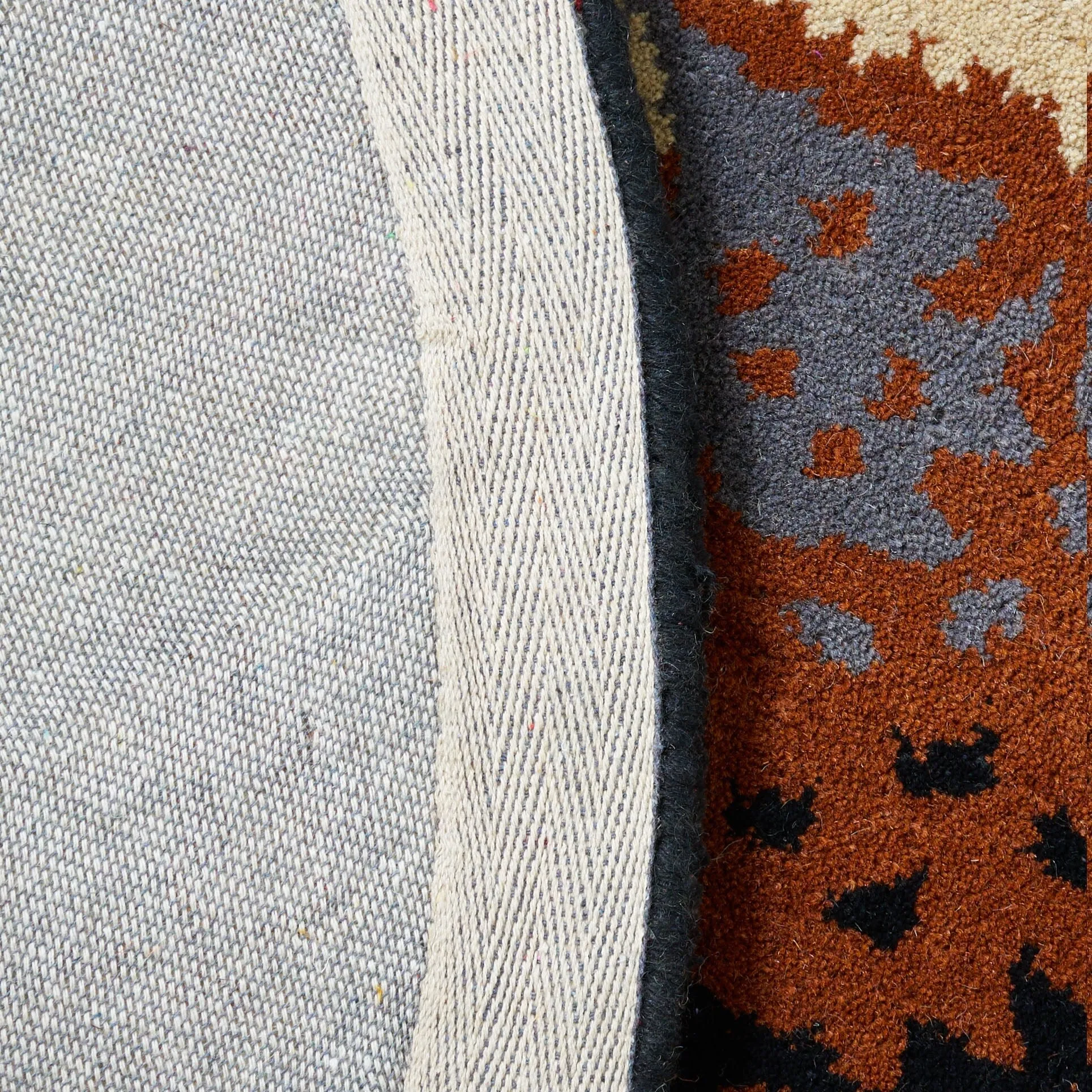 SAFAVIEH Handmade Novelty Heddine Hen Wool Rug