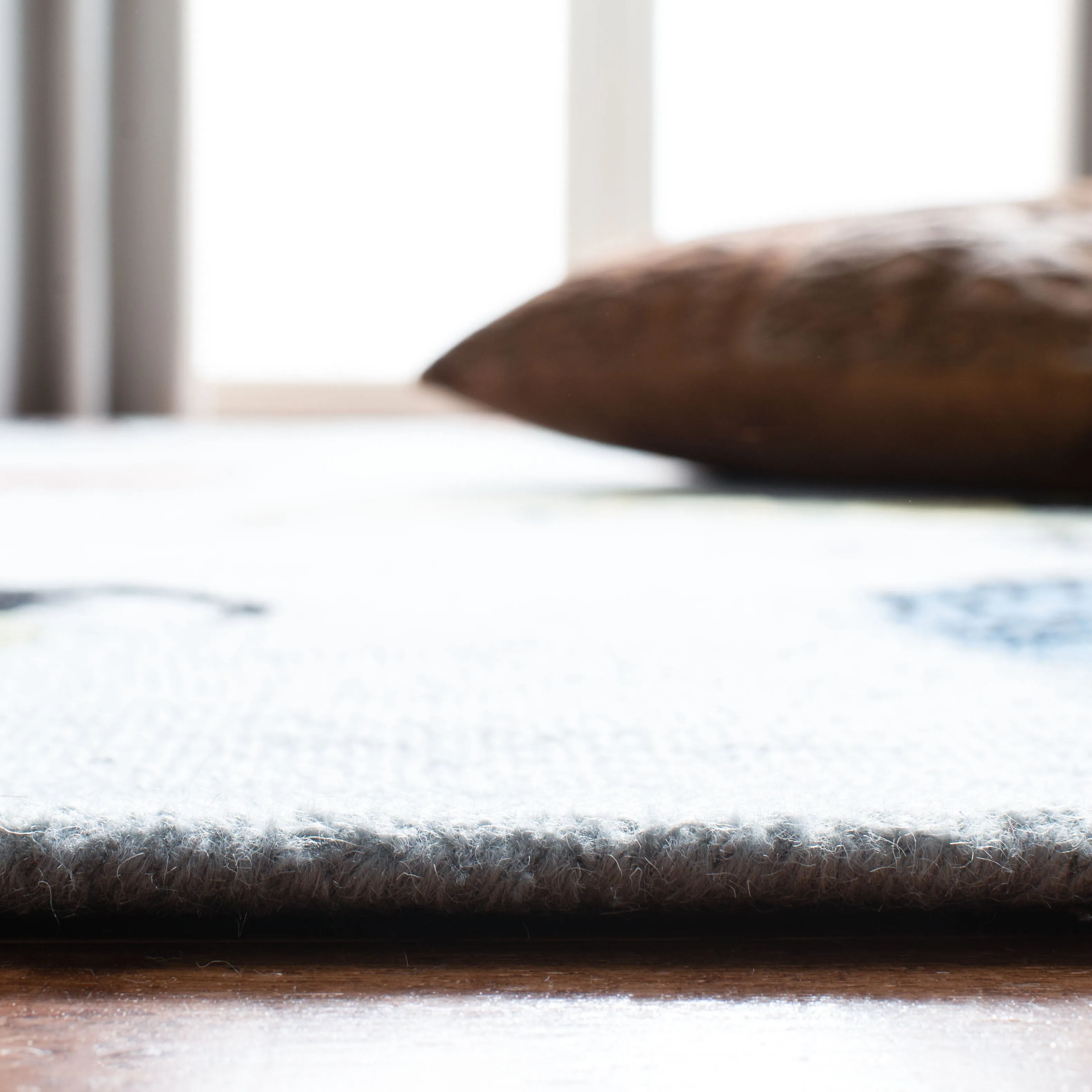 SAFAVIEH Handmade Novelty Tuulevi Novelty Wool Rug