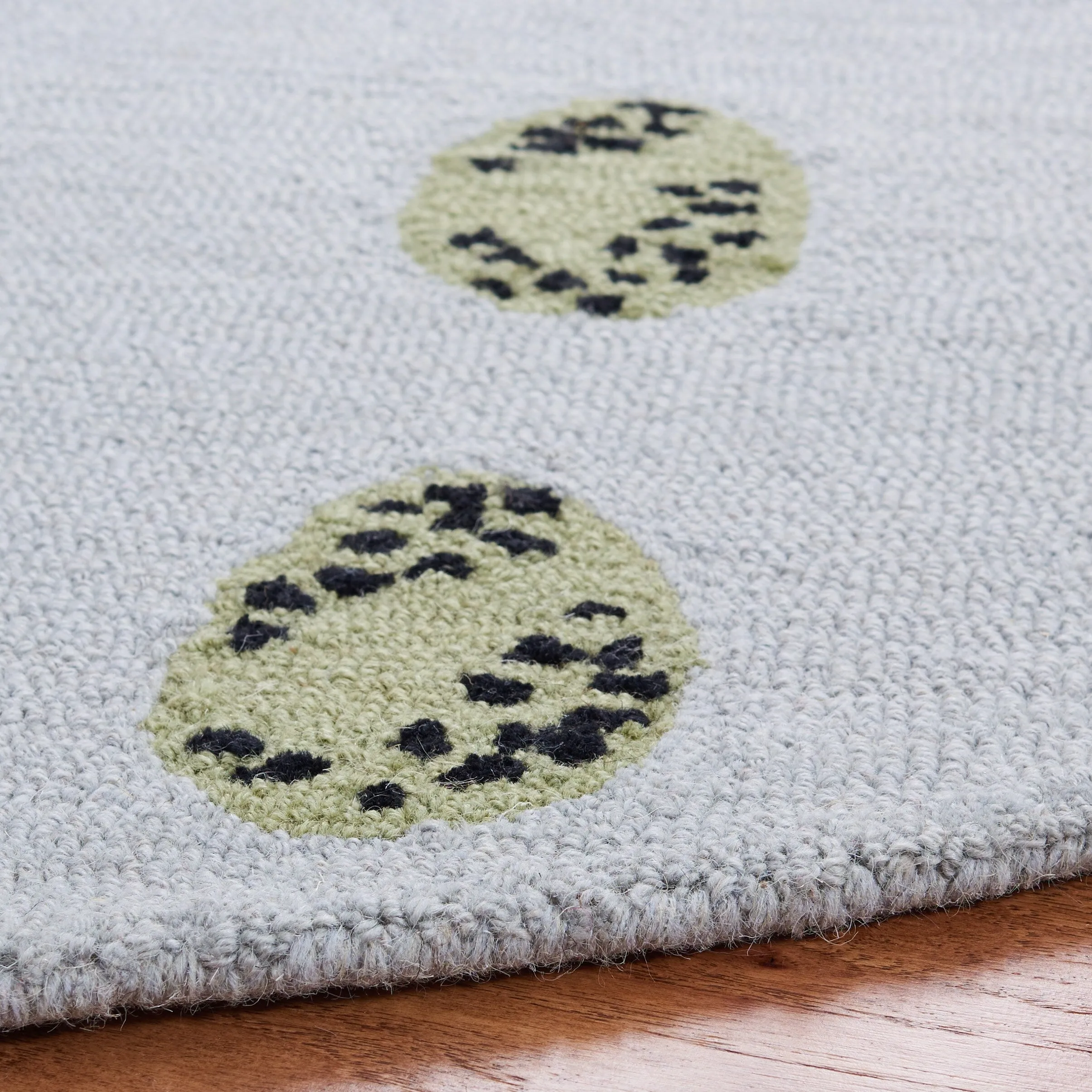 SAFAVIEH Handmade Novelty Tuulevi Novelty Wool Rug