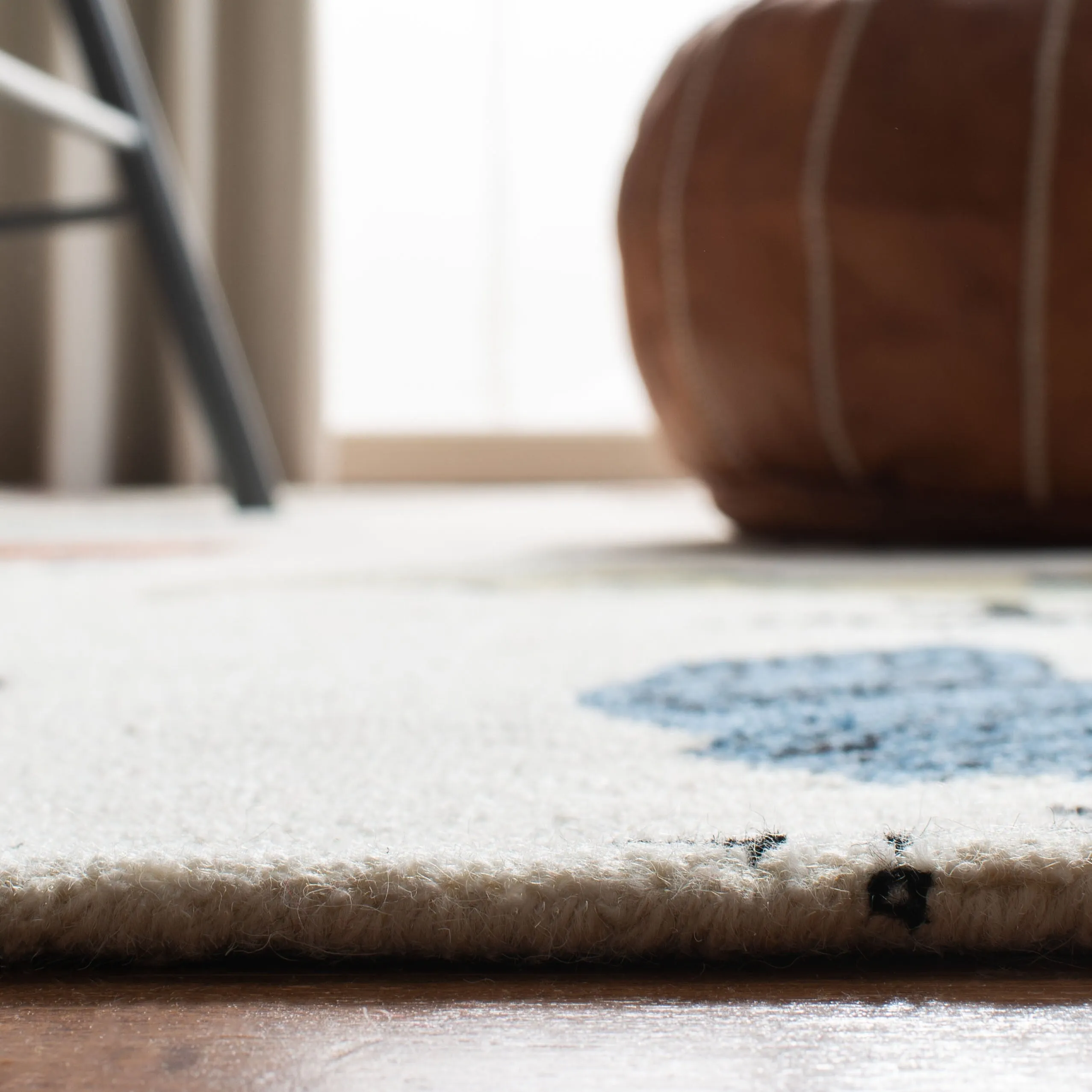 SAFAVIEH Handmade Novelty Tuulevi Novelty Wool Rug
