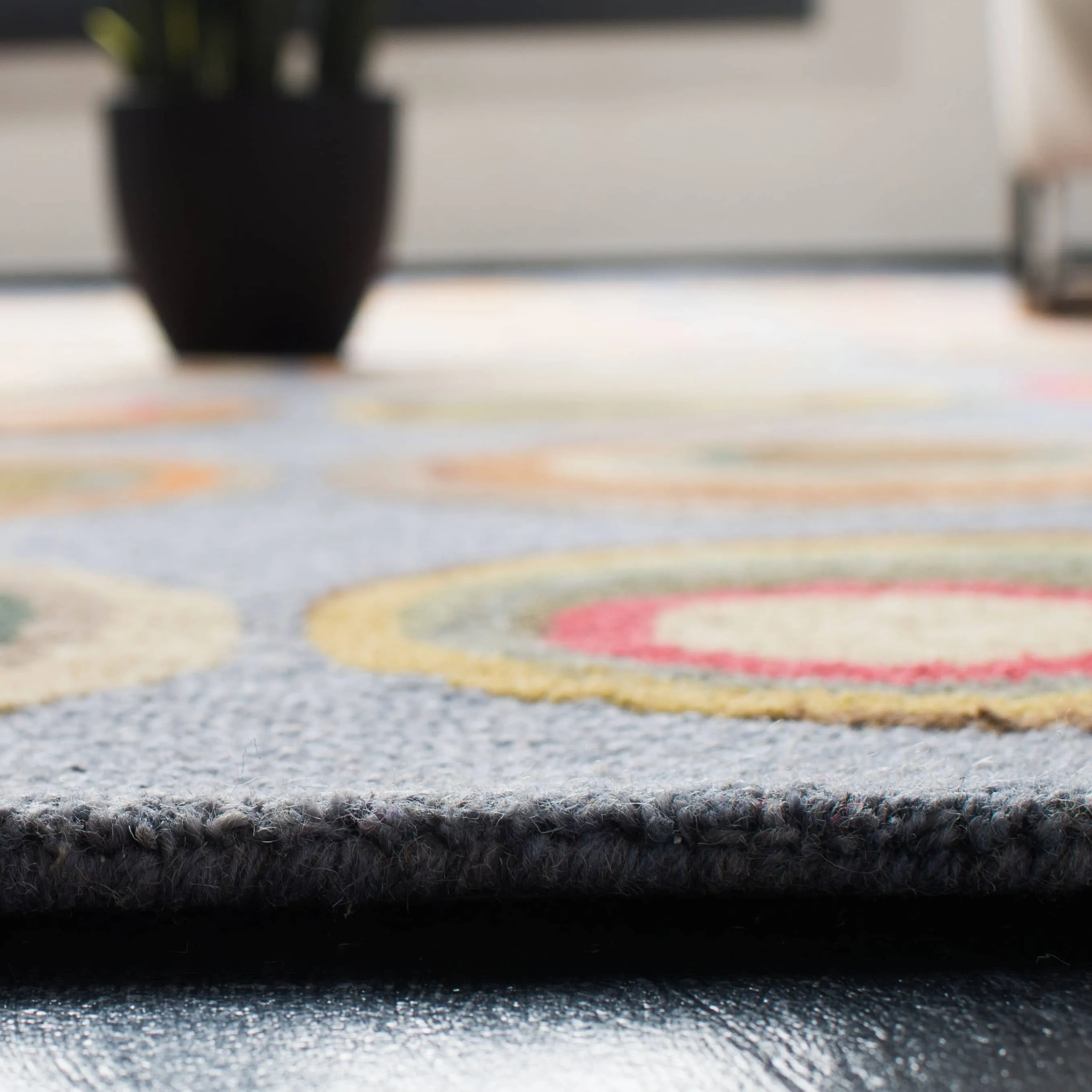 SAFAVIEH Handmade Soho Leia N.Z. Wool Rug