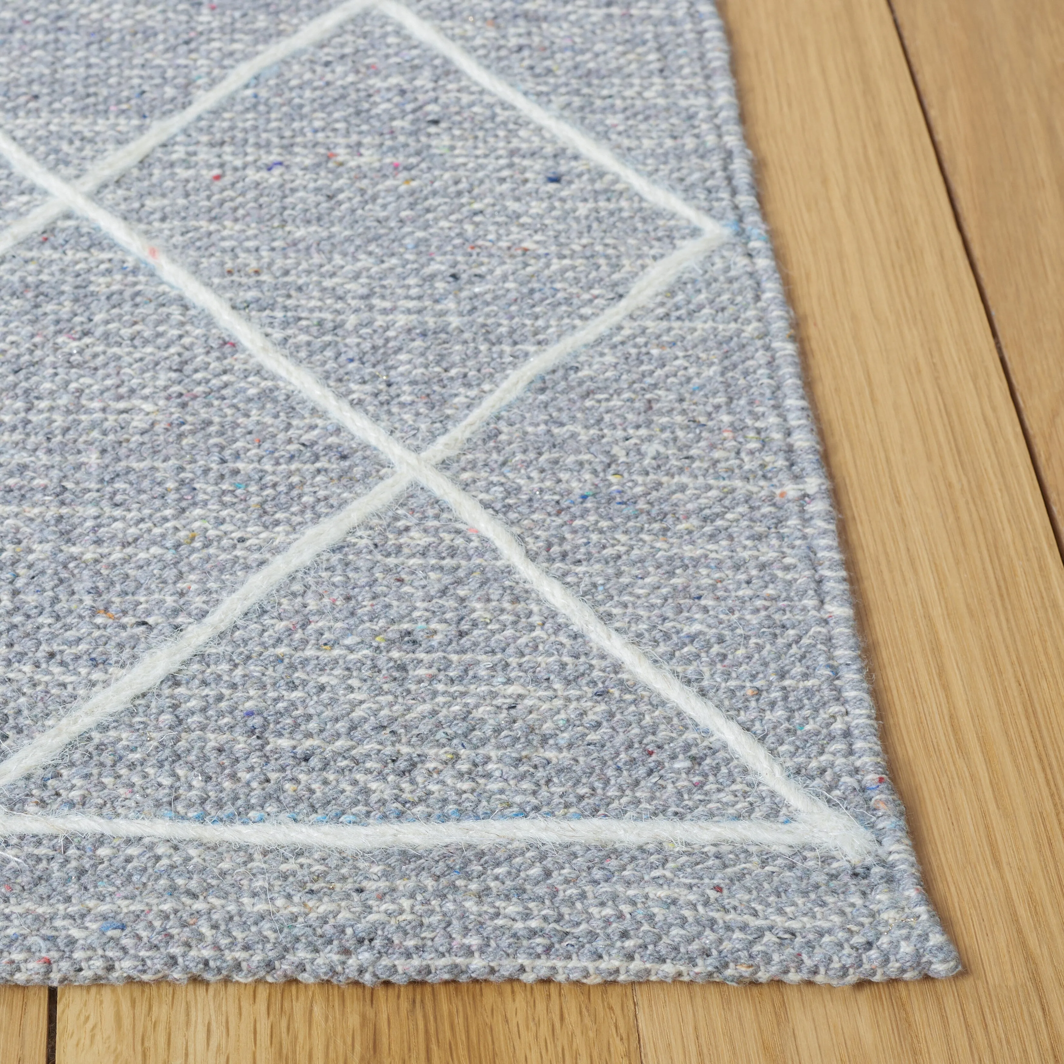 SAFAVIEH Handmade Striped Kilim Qiana Modern Cotton Rug -