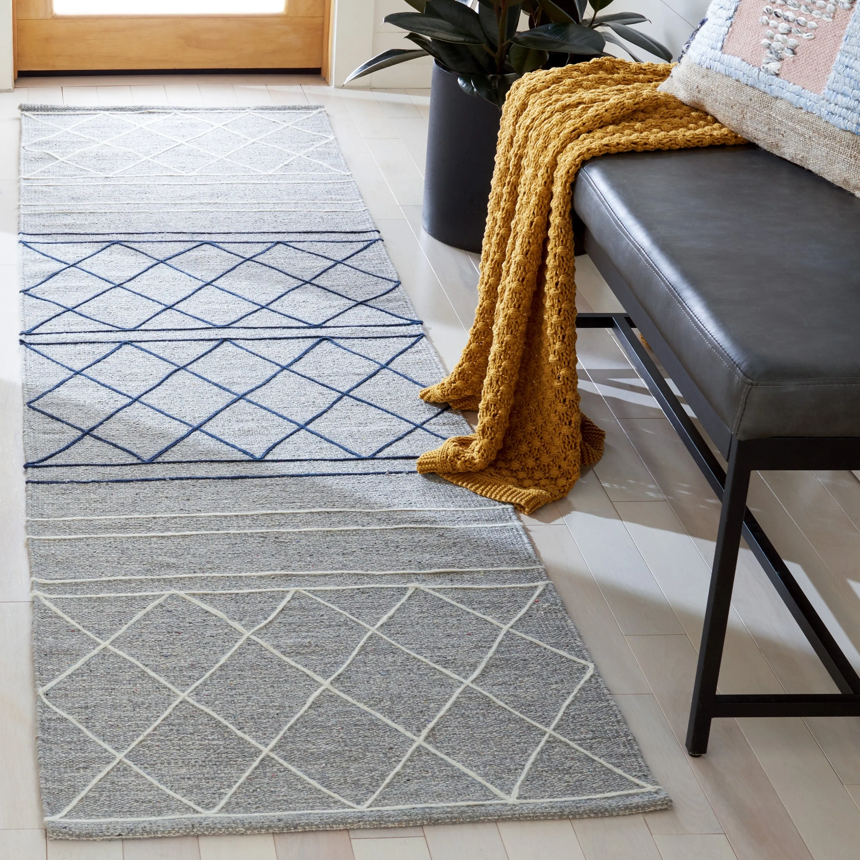 SAFAVIEH Handmade Striped Kilim Qiana Modern Cotton Rug -