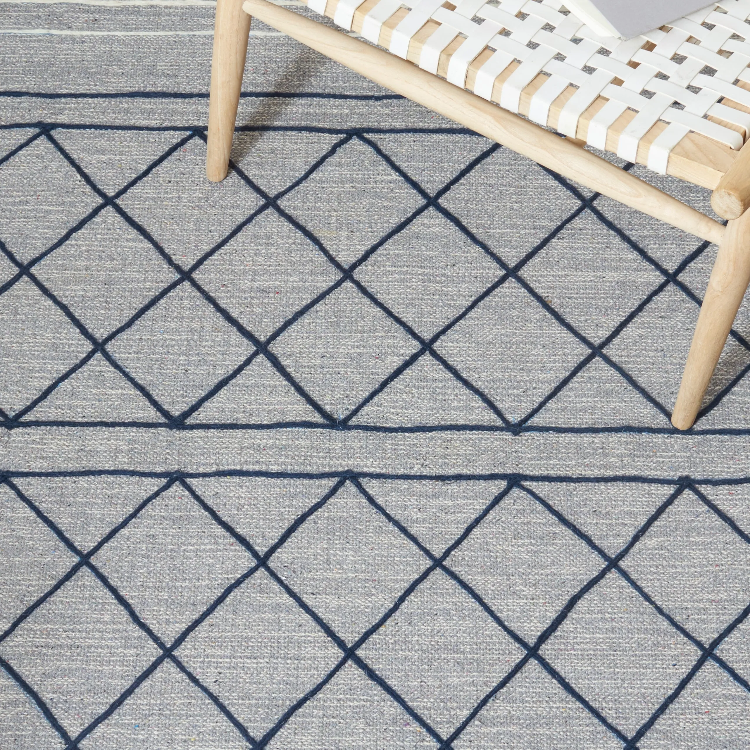 SAFAVIEH Handmade Striped Kilim Qiana Modern Cotton Rug -
