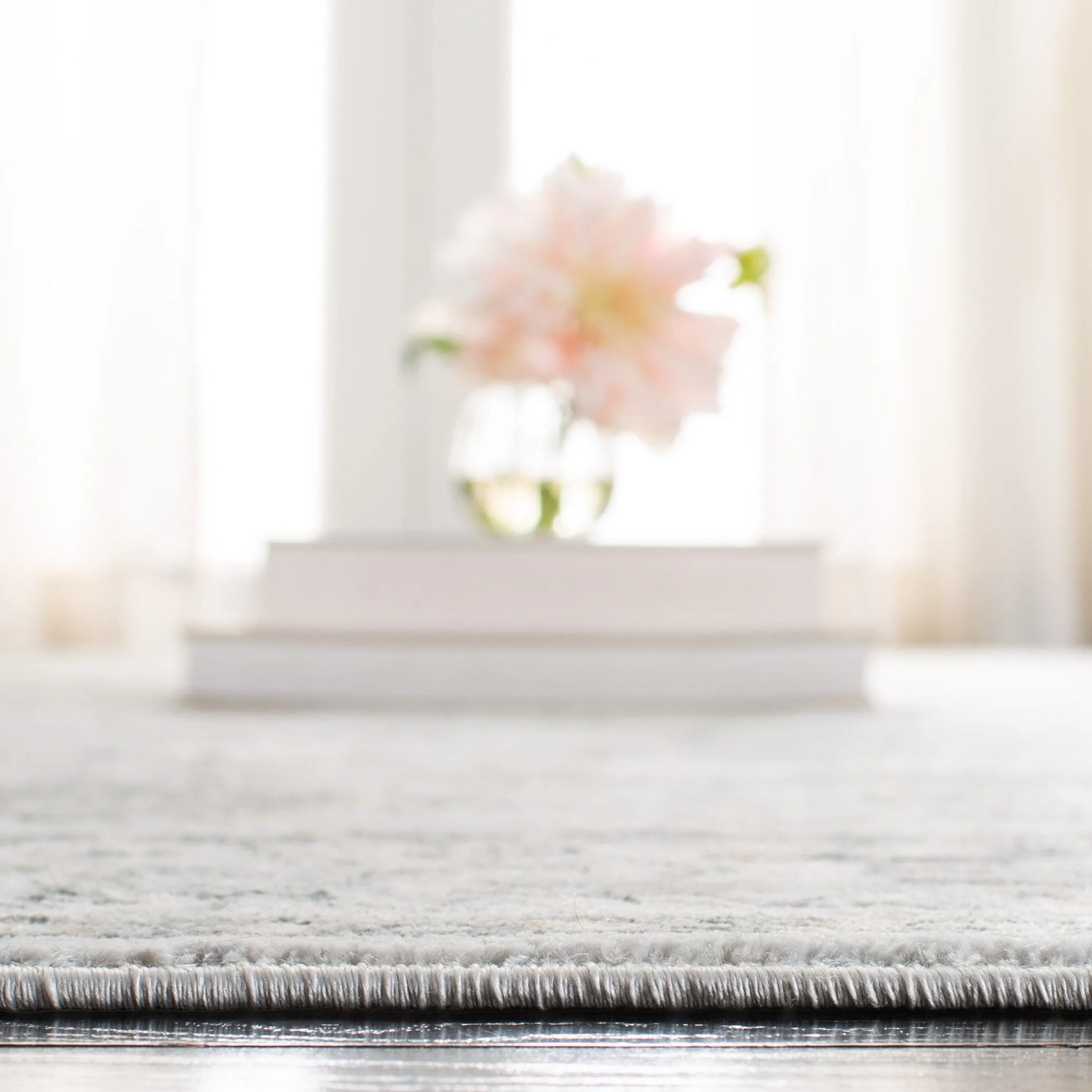 SAFAVIEH Isabella Hazbie Traditional Floral Oriental Area Rug - Light Grey/Cream - 5' 3 x 7' 6