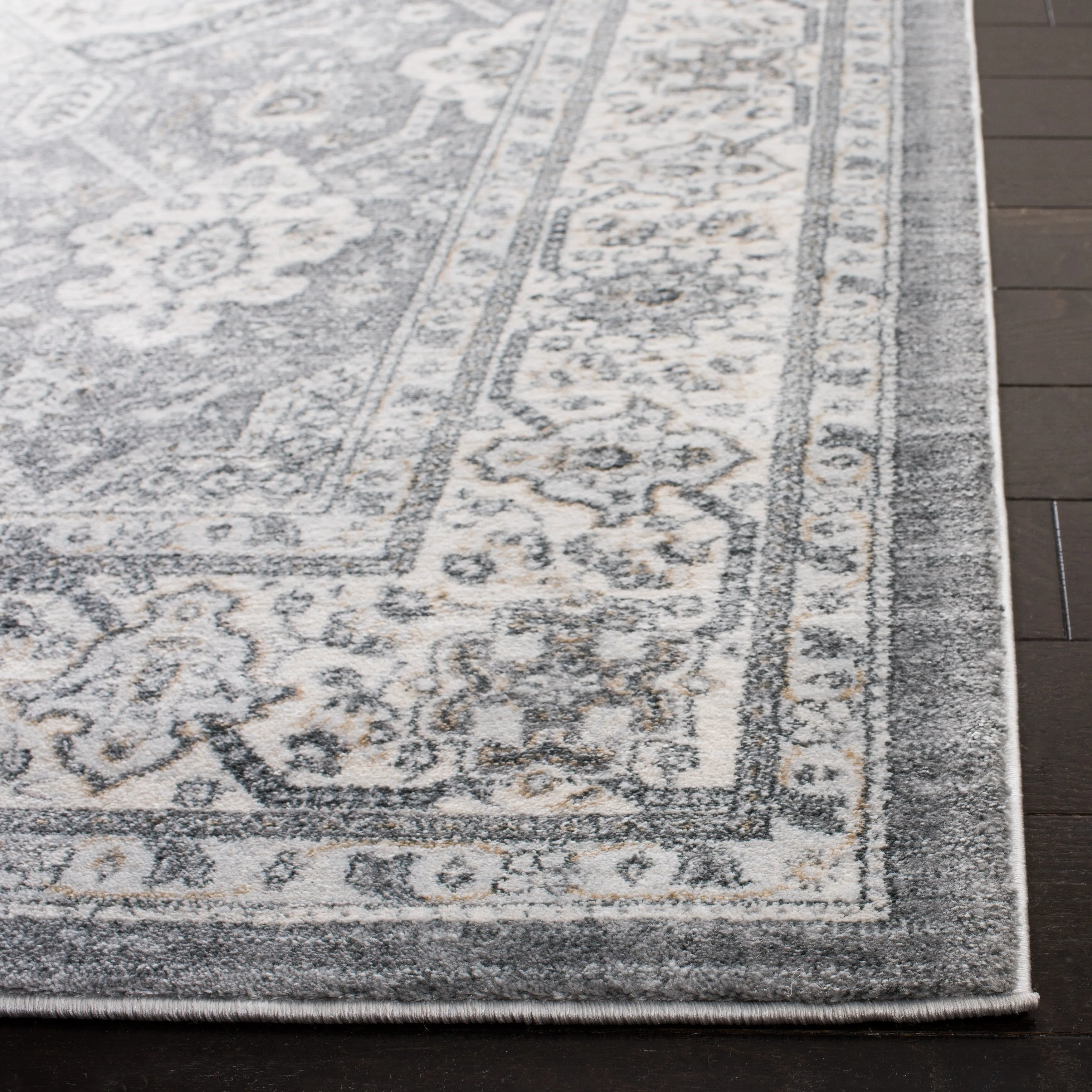 SAFAVIEH Isabella Minola Traditional Oriental Rug - Grey/Cream - 5' 3 x 7' 6