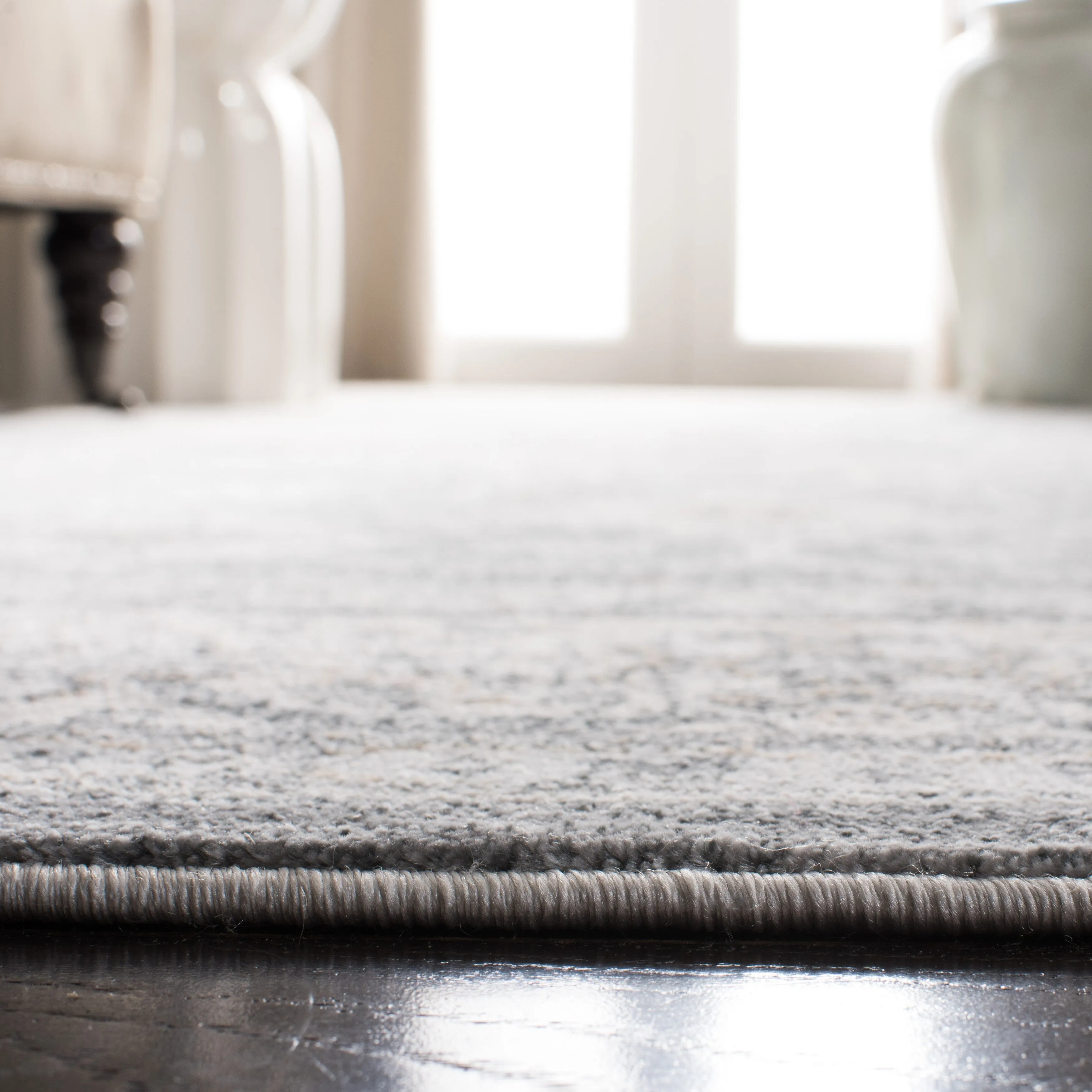 SAFAVIEH Isabella Minola Traditional Oriental Rug - Grey/Cream - 5' 3 x 7' 6