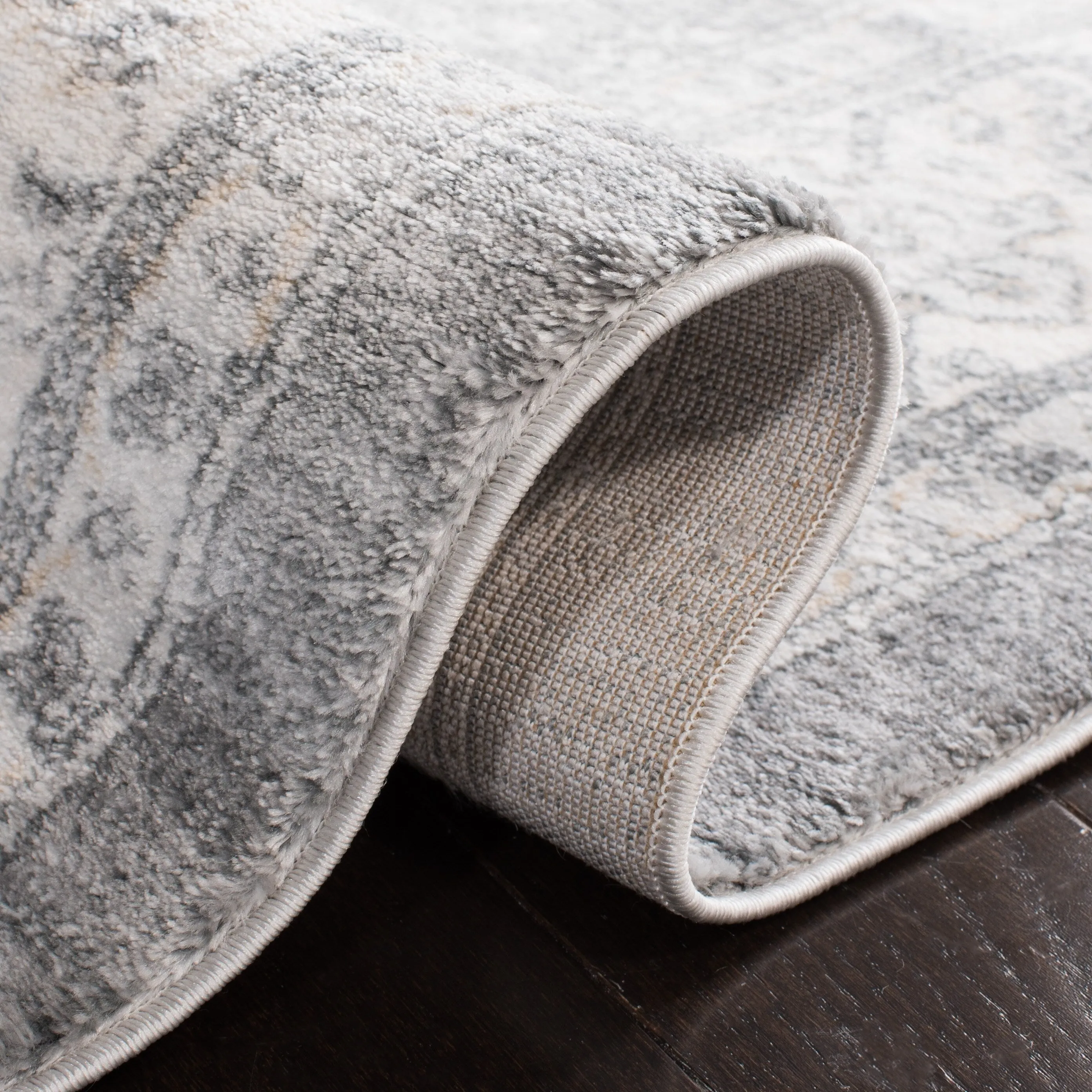 SAFAVIEH Isabella Minola Traditional Oriental Rug - Grey/Cream - 5' 3 x 7' 6